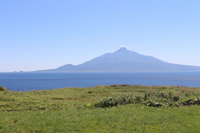 この年の大きな目標だった利尻島、礼文島の旅。<br />当初、6月下旬で予定を立てた時は、行きは前日夜に札幌まで飛行機、そこから夜行バスで稚内へ、その後フェーリーで向かい、帰りは、翌日、稚内から札幌乗り換えで羽田へ戻る予定でした。<br />ただ、天気予報があまりにも悪く、キャンセル料は払ってキャンセル、7月下旬の3連休で、再度予定を立てました。<br />この年は、7月に入ってもずーっと雨と曇りで、晴れマークなしが続いていましたが、訪問時には、運よく、3日目以外は天気に恵まれ、思った以上の景色を楽しむことができました。<br /><br />1日目　<br />羽田11:00→札幌12:35/13:10→利尻14:00（上空はずっと曇り、札幌も晴れ予報だったが曇り）<br />利尻行きが機材遅れで20分遅延で搭乗するも、故障箇所が見つかり降機となり14:30過ぎに再搭乗、利尻到着15:45と約2h遅れ<br />レンタルバイクで、ペシ岬、夕日が丘展望台、夕食後、再度夕日が丘展望台へ<br /><br />2日目<br />ペシ岬にて日の出<br />レンタルバイクにて、富士野園地、野塚展望台、オタトマリ沼、白い恋人の丘（沼浦展望台）、姫沼展望台、姫沼、再度ペシ岬へ<br />フェリー：利尻島・鴛泊（おしどまり）9:20→礼文島・香深（かふか）10:05<br />市バス10:11→カナリアパーク10:19<br />北のカナリアパークに立ち寄り後、知床から桃岩展望台コースにて、元地灯台、桃岩展望台を経て、香深フェリーターミナルへ<br />宿の送迎にて、浜中にて下車、浜中から岬めぐりコース（澄海岬、ゴロタ岬、トド島展望台を経てスコトン岬へ）<br /><br />3日目　<br />宿の送迎にて香深フェリーターミナルへ<br />レンタサイクルで、桃台猫台展望台、地蔵岩へ　<br />フェリー：香深（かふか）10:25→利尻島・沓形（くつがた）<br />市バス・沓形フェリーターミナル11:10→11:30利尻空港<br />利尻14:35→札幌15:25/17:30→19:05羽田