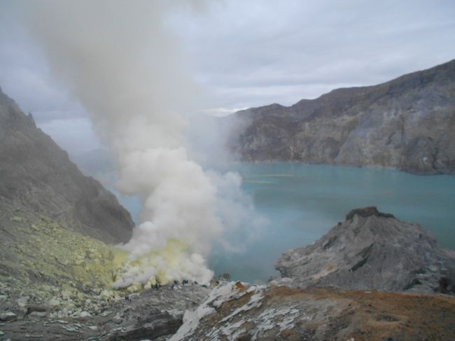 インドネシアの旅後半戦。<br /><br />インドネシア滞在は実質残り1日となりました。<br />ブロモ山・イジェン火山ツアー最終日、<br />イジェン火口湖へブルーファイヤーを見に行きました。<br /><br />その後はバスでバリ島へ移動し、しばし滞在の後空路タイ・バンコクへ。<br />丸一日バンコク観光を楽しんだ後、韓国・釜山経由で日本に帰国しました。<br />残り3日の模様を一気に紹介。<br /><br />※前回から約半年以上経っての日記再開。<br />　インドネシアに行ってからあと一月で1年経とうとしている。<br />　これから年末年始にインドネシアに行こうとしている方には、<br />　ちょうど参考になるんじゃないかと勝手に思いながら、<br />　少しでもお役にたてればと思って続きを書いてみます。<br /><br />＜行程＞<br />　1/16（火）　千歳⇒（ソウル）⇒デンパサール<br />　1/17（水）　デンパサール→ジョグジャカルターボロブドゥール<br />　1/18（木）　ボロブドゥール→ジョグジャカルタ<br />　1/19（金）　ジョグジャカルタ→チェモロラワン（ブロモ山）<br />　1/20（土）　ブロモ山→イジェン　<br />◎1/21（日）　イジェン火口湖→パニュワンギ→デンバサール<br />◎1/22（月）　デンバサール⇒バンコク<br />◎1/23（火）　バンコク⇒釜山⇒千歳<br /><br />通貨：１インドネシア・ルピア（Rp）＝0.0077円