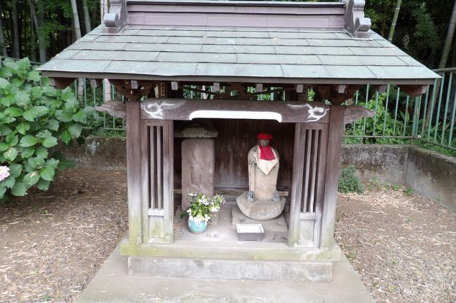 　当麻山公園がある谷戸の東側の尾根には道路が通っている。その当麻山公園入口の横に庚申堂があり、庚申塔（元禄13年（1700年）銘）とお地蔵さまが安置されている。<br />　この尾根道は曲がりくねっており、昔からの道なのであろう。ただし、民家はぽつりぽつりとしかなく、その間を埋めて新築の家が建っている。下の八瀬川流域の田圃に下りるのには不便な場所に違いない。<br />（表紙写真は当麻山公園入口横の庚申堂）