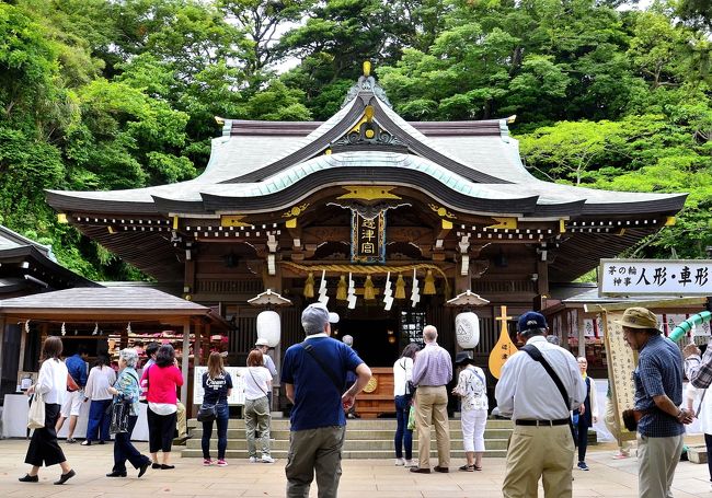 江の島は、かつては龍の住処であり、蓬莱山と崇められた聖地でした。「辺津宮」、「中津宮」、「奥津宮」を総称して江島神社と言い、日本三大弁天のひとつに数えられています。俗に江島明神や江島弁天とも呼ばれ、天照大神が須佐之男命と誓約した時に生まれた宗像三女神（江島大神）を祀ります。 <br />平安時代の絵巻物『江島縁起』によると、５５２年（欽明天皇１３年）に大地震が発生し、海底より塊砂が噴出して２１日間で江の島が誕生したとし、その様子を「天女が十五童子を従えて現れ、江の島を造った」と表現しています。これを社伝では、欽明天皇の勅命で岩屋にご神体を祀った、それが江島神社のはじまりと伝えます。その後、飛鳥時代の７００年（文武天皇４年）に江の島に籠った修験道の開祖 役小角が霊場を開き、また、平安時代の８１４（弘仁５）年に弘法大師 空海が岩屋に籠り、鎮護国家を祈願して岩屋に本宮を創建しました。<br />一方、弁財天信仰を持ち込んだのが、源頼朝です。『吾妻鏡』によると、「１１８２（寿永元）年、頼朝の命により、藤原秀衡調伏のために文覚が弁財天を勧請した」とあり、これが弁財天信仰のはじまりです。東国武士にとって、江島大明神は龍を鎮めた神、すなわち武神でした。その後、五頭龍の伝説にある龍神を祭神に加え、１６４９年には仏教と混交した両部神道により「金亀山与願寺（きんざんよがんじ）」と号し、やがて明治時代の廃仏毀釈により、宗像三女神を祭神とする現在の「江島神社」となりました。<br />源頼朝起源の弁財天であり、歴代の鎌倉幕府将軍や執権、江戸幕府からも篤く信仰されました。また、庶民にも信仰され、江戸時代には江の島弁財天詣が大流行したそうです。その様子は浮世絵等にも描かれ、境内の各所で見ることができます。<br />江島神社のHPです。<br />http://enoshimajinja.or.jp/