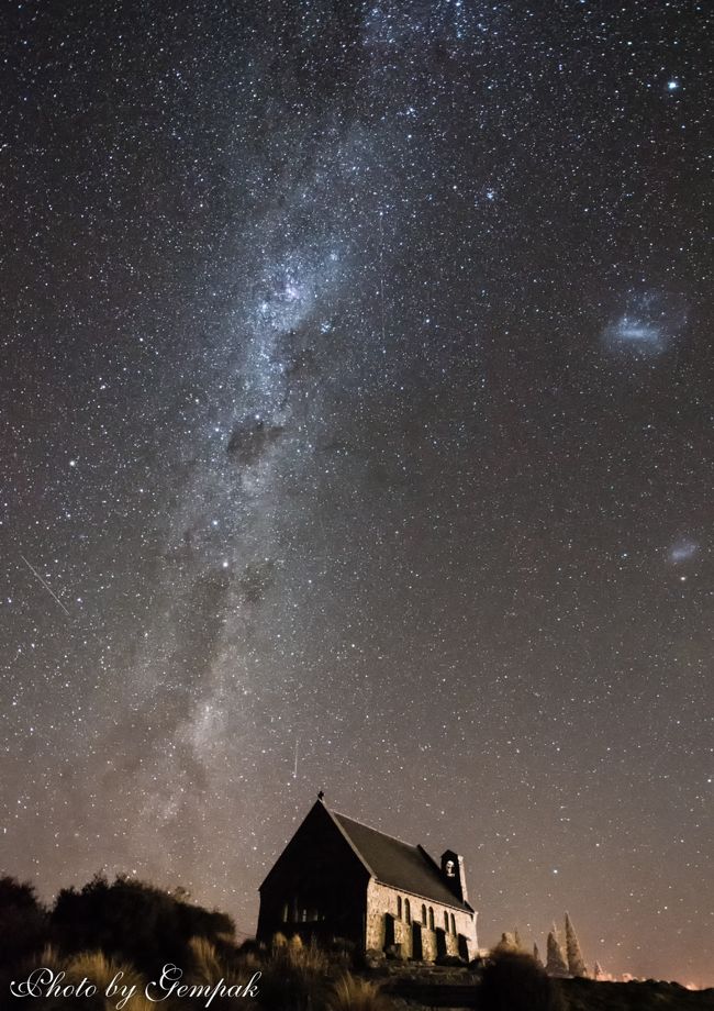 Mount Cook Village4泊滞在で、トレッキング、星空ウォッチングを堪能してから、Tekapoへの移動日。Mount Cook VillageとTekapoは比較的近く、移動だけで一日を要する距離ではないので、我が家としては比較的遅い時間にMount Cook Villageのモーテルをチェックアウト。途中、再びTasman Valley Walkに立ち寄ったり、Pukaki湖畔の景色が良い所で気が向くままに車を停めて写真を撮ったり、Ruataniwha湖でピクニックランチをしたりと、道草を食いながらのTekapoへのドライブの一日である。<br />　それでも2時過ぎにはTekapoに到着。幸い早めにTekapoのモーテルにチェックインできたので、夜の星空撮影の下見を兼ねてTekapo湖畔沿いを散策した。そして、夜は、星空の美しさで世界遺産登録を目指すTekapoの星空撮影だが・・・