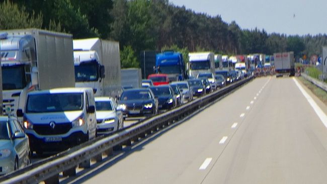 昨日に続き、ベルリンの早朝散歩をし、ホテルをチェック・アウトした後、南南東に200キロほど先の、学術都市ライプツィヒへ向かいました。<br /><br />写真は、途中の大渋滞の対向車線。