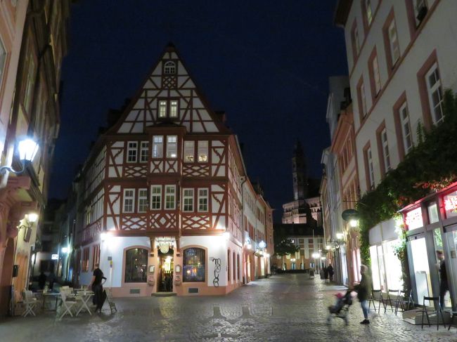 2018年5月2日(水)Mainz マインツの夜♪<br />表紙のフォトは大好きなワインハウス Zum Spiegel ツム シュピーゲル♪オーナーご夫妻には、いつもいつも本当に親切にして頂いております。感謝しかないです!(^^)!<br />右側の通りはライヒホフ♪左側がハイリググラープガッセです♪<br />夜のMainz マインツですが、見所がたくさんあります♪キルシュガルテン、Marktplatz マルクト広場、大聖堂などなど♪<br />ぜひ!Mainz マインツに宿泊される方は夜のお散歩をお勧めします!(^^)!<br />ドイツ入りした今日、これだけ楽しめるのって本当に幸せです。正直、身体はボロ雑巾のようにへろへろに疲れちゃったけど♪<br />でも、これが私達の一番やりたい事!!!<br />12泊、ばっちり楽しみたいと思います。<br /><br />