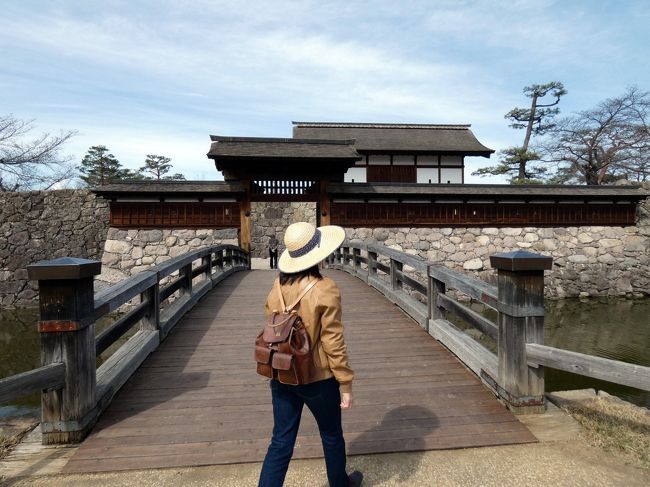 象山神社の観光を終えると、ホテルチェックインの時間（メンバーは１３時）が過ぎたので、ホテルに向かいます。<br /><br />しかし、信号待ちで止まった交差点に、松代城址（海津城）がすぐそことの看板があったので、立ち寄ることにしました。<br />