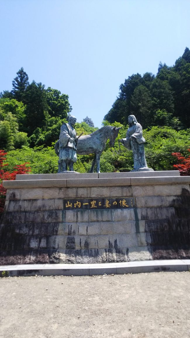 山内一豊の妻、千代さんのお父さん遠藤慶隆が築城者の郡上八幡城。鮎釣り解禁です。長良川鉄道、さくらももこのラッピングでした。