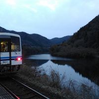 2018.01 廃線前に行く三江線駅巡り（10）夜の帳が下りる無人駅。江の川を眺め、温泉に浸かる潮駅