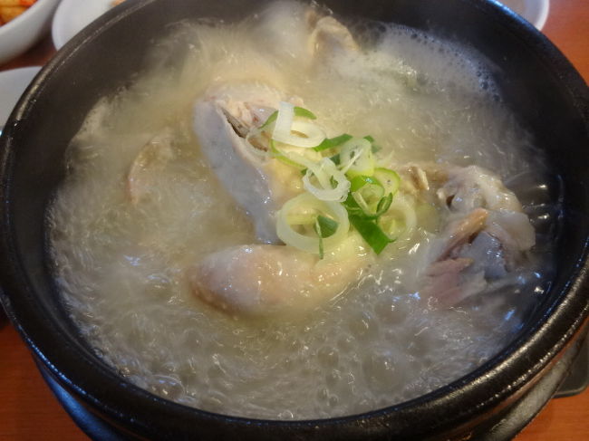 韓国好きのお友達と仁川空港で待ち合わせて週末旅。<br />初のLCCも利用してみました。<br />寒かったけど韓国グルメ満喫旅でした。<br /><br />========<br />チェジュ航空<br />11/18(土)成田⇒仁川 7C1101 11:35-14:30<br />午後:明洞でショッピング&カフェでお茶<br />11/19(日)<br />仁寺洞~北村&三清洞~東大門<br />エステ(よもぎ蒸し)など<br />11/20(月) 仁川⇒成田 7C1106 10:35- 13:00 <br />
