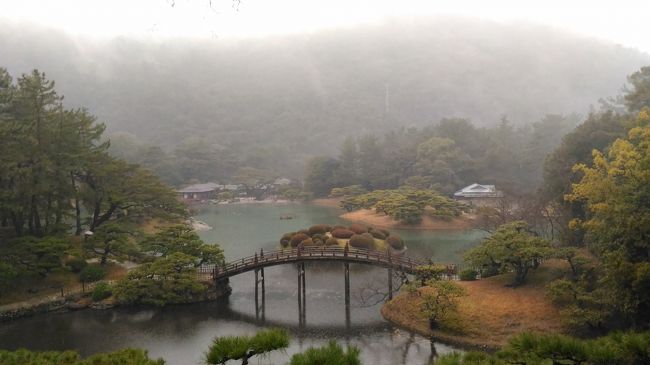高松に戻って、雨の中の栗林公園を散策。<br />かれこれ10年ぶりの訪問です。<br /><br />2018/08/11投稿<br />以前訪問した際の記録<br />2008年　https://4travel.jp/travelogue/10723402