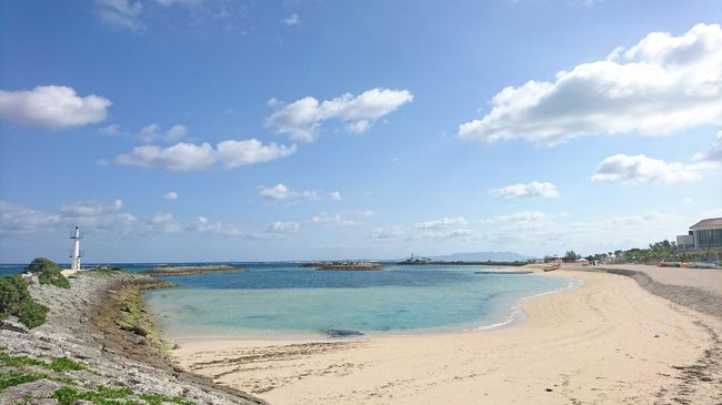 出発の1ヶ月前に娘が連休を取れる事になり、急遽沖縄行きが決まりました!娘と行く沖縄は3年振りです。出発は5月下旬。確実に梅雨入りしているでしょうから、雨の沖縄を覚悟の上で予約しました。去年5月に訪れた沖縄は5日間滞在で晴れたのは、帰る日の空港到着時だけ。そんな中【沖縄気象台は5月8日、沖縄地方が梅雨入りしたとみられると発表した。平年より1日早く、昨年より5日早い】と梅雨入りのニュースが。雨覚悟と言いながら、その日から毎日沖縄の天気予報のチェックに明け暮れます。梅雨入りしたのに、なぜか毎日晴れ。もう中休み?私達が出発する日から雨の予報・・・・<br /><br />1日目・・・【アルモントホテル那覇県庁前】大浴場で移動の疲れを取りましょう♪<br /><br />2日目・・・【オハコルテベーカリー】で朝から「ゆるふわ過ぎる定員」に絶句後、レンタ<br /> カーで一気に北部へ。<br /> 空と海の広大な景色の【カフェこくう】でランチして古宇利島へ。<br /> その後【CALiN】でお茶して今帰仁の【赤墓ビーチ】へ。<br /> 宿泊は極上の宿【somos】3年振りに再訪です。どんな風に変わったかな<br /> 夜はがっつり【ステーキハウス88】へ。<br /> 食後に【海洋博公園】で夕日を見る。<br /><br />3日目・・・瀬底島のアンチ浜で海を見て、昨年の4月にオープンした読谷村の<br /> 【tou cafe and gallery】でランチ後【Indigo】へ。<br /> お隣の【JoieJoie326】でケーキを頂き<br /> 【シエラトン沖縄サンマリーナリゾート】2016年12月開業 の サウスタワー<br /> に宿泊。<br /><br />4日目・・・ホテルのビーチで林家パー子さん状態で写真撮りまくり!<br /> その後南下してサボテンと多肉植物が作り出す癒しの空間 <br /> 【Plants喫茶greenmama】でランチして<br /> 【ten】でお嬢が洋服を買う。<br /> その後宜野湾の【mofgmona no zakka】で焼き物物色。喉がカラカラにな<br /> り1階の【mofgmona】でお茶。<br /> レンタカーを返却して【ハイアットリージェンシー那覇沖縄】チェックイン<br /> 壺屋に行き、【浮島ぎょうざ 蘭桂坊】で乾杯!<br /><br />5日目・・・お嬢は暑さと私がジャンプばかりさせたので、少々バテ気味です。<br /> やちむん通りで焼き物巡り。<br /> 【食堂faidama】で島野菜を頂く。那覇空港でお嬢とお別れ<br /> マタネッ(*^-゚)/~Bye♪