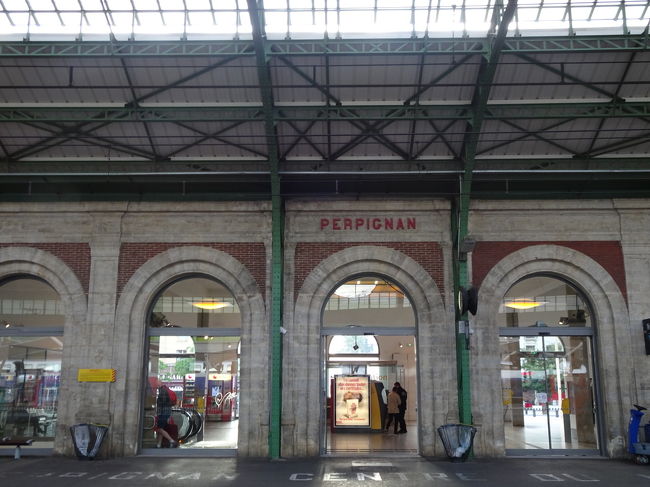 フランスのストの影響で鉄道移動が無理なら、あきらめるつもりだったペルピニャン。<br /><br />ラッキーな事に行く事が出来ました。<br />行きはTGV 帰りは朝早めで普通の特急車?二等でした。<br />所用時間はそんなに変わらない。<br /><br />はじめてなので車窓の景色も楽しかった。<br /><br />ホテルがいわゆる旧観光市街地近くらしく<br />駅からずいぶん歩く。<br />途中で道を聞いたお店が可愛く、<br />お店の方も親切だったので、後でランチに行く。正解!<br /><br />ペルピニャンでは観光中に突然の雷雨。<br />それも激しい雨。<br />ちょうど可愛い観光車の中だったので<br />ラッキー!<br />運転手のお兄さんが車を止め、<br />外からびしょ濡れになって各車両の覆いを下ろしていく。お気の毒。<br />おかげで車両には入らない雨。<br />景色もちゃんと見えるが、びっくりして写真を忘れました(笑)<br />観光はかなり広範囲。<br />普通の車線にも入って一緒に走る。<br />楽しかった。<br /><br />こやみになるも、車観光後はオープンカフェにみんな逃げ込む。また雷雨。<br />店員さんも慣れているのか注文も取らず(笑)<br />無料でトイレ休憩をさせてもらいました。<br /><br />旧市街地観光は楽しい。<br />古い教会に入ったり、お店をのぞいたり。<br />観光客が大変多かった。<br />時間があればもっと見たかった。<br />雨でビビリ、時間が足らなかった。<br /><br />次の日朝は早めなのでホテルの人に<br />タクシーをお願いする。<br />朝食をあきらめていたら<br />夫からもう開いている!と電話。<br /><br />駅のパンは経験上、好みでないので<br />慌てて食べさせてもらう(笑)<br />美味しかったから、もっとゆっくり食べたかったなー<br /><br />おかげ様でギリギリセーフ。<br /><br />無事に特急に乗り、モンペリエへ。<br />曇りがちで山が隠れ、 <br />海のような湿原のような場所も綺麗に写らない。残念!お天気なら山脈も見えたのかな?<br /><br />TGVじゃなかったが、2等車はまあまあ。<br /><br />停車駅を見るのも楽しかった♪<br />モンペリエで会ったおじさん、<br />ベジエ出身なんだって。<br />ベジエも通過。パチリ。<br />車窓が綺麗なのに、外から窓の落書き。<br />席を立たないと写真が撮れず、ガラス越し、天候もありあきらめるー<br /><br />無事モンペリエ着。荷物を預け早めにご飯を食べ、モンペリエ空港へ。<br />パリに飛びます。<br /><br />