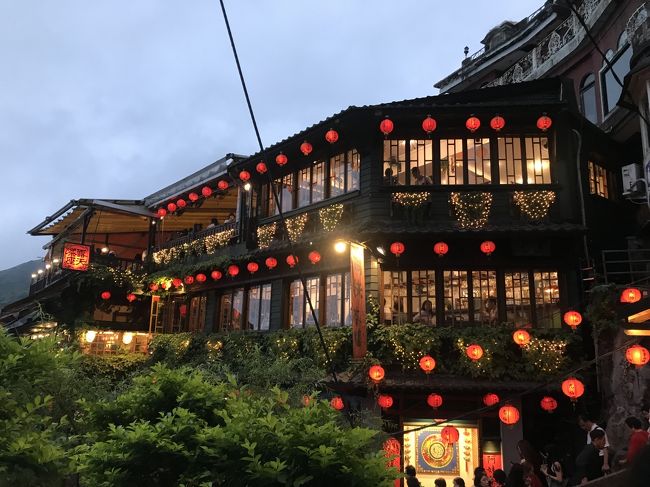 2日目のルートは　龍山寺（パワースポット）→油化街（永楽市場へ）→十分（天燈上げ）→九份（阿妹茶酒館）→台北（鼎泰豊本店）<br />最初は九份観光だけの予定だったのですが、調べているうちに<br />「九份にいくのに時間に余裕があるならば是非十份観光も！」<br />という内容のblogも多くあってせっかくならばと足を延ばしてみることにしたのでした。<br />同じ様に考えていらっしゃる方やちょうどいい時間など忘れないように詳しく記録を残しておこうと思います<br />九份は夕暮れ時がベスト！とのことだったので、事前に電車の時間を調べて<br />1時間に1本しかない平渓線の道中も楽しみながら、帰路はタクシーで楽ちんコース。おかげで夜の鼎泰豊本店では待ち時間も少なく、一日中スムーズで行きたかったところを全部巡れたので2日目も充実の一日になりました！