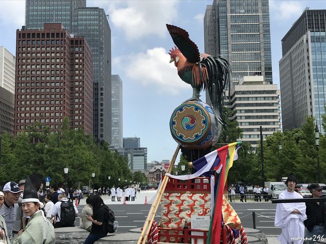 隔年開催される日枝神社の山王祭・神幸祭行列を見に出掛けました。<br />この日は、梅雨の晴れ間で、結構暑い日となったので、皇居外苑付近から丸の内仲通りの間で行列を見て短時間で切り上げました。<br /><br />山王祭では、総勢500人、約300mの祭礼行列が、東京都心の氏子区域を巡り、皇居坂下門にて駐輦祭、宮司以下神社役員が神符の献上及び、参賀を行います。<br />江戸三大祭(山王祭、神田祭、深川八幡祭)のひとつで、さらに京都の祇園祭・大阪の天神祭と共に、日本三大祭にも数えられるお祭りです。<br />江戸時代には、三代将軍家光公以来、歴代の将軍が江戸城内に入御した神輿を上覧拝礼する「天下祭」 として盛大をきわめました。<br />