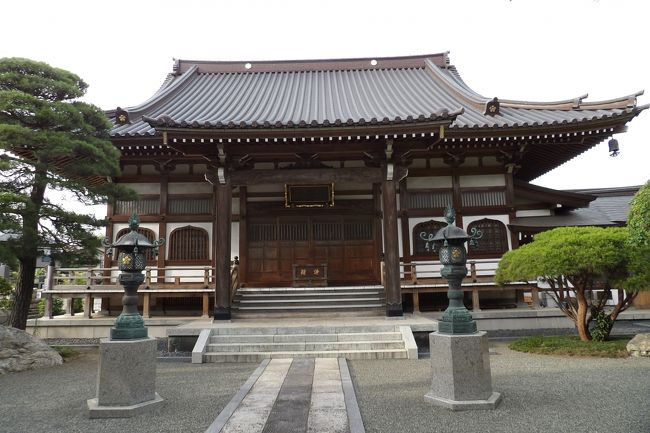 　相模原市緑区上九沢にある梅宗寺は曹洞宗のお寺で巨福山梅宗寺という。本尊は釈迦牟尼仏・文殊菩薩・普賢菩薩である。<br />　慶長2年（1597年）、相模原市緑区根小屋の功雲寺第10世・柳山洞絮大和尚により「梅宗庵」として開山した。享保8年（1723年）、第4世禅參補教大和尚の代に「梅宗寺」と寺号が改められた。本尊の釈迦牟尼仏は、第4世が正徳6/享保元年（1716年）に造立させたもので、平成14年（2002年）、第19世中道静道大和尚の代に本堂を新築した際に改修した。<br />　境内にある百番観音堂は西国三十三番、坂東三十三番、秩父三十四番を合祀した百番観音霊場札所である。宝永7年（1710年）（第4世代）に開創され、平成24年（2012年）、第20世大鑑勝弘大和尚代に新たに再建立した。観音堂内には、第8世大真悦道大和尚の代の天明5年（1785年）に造立された日本百観音の観音石仏100体が納められており、相模原市登録文化財に指定されている。また、観音堂内の白子観音は安産の守り本尊としての信仰がある。<br />　百番観音堂の境内には干支の守り本尊である八尊仏（千手観音、虚空蔵菩薩、文殊菩薩、普賢菩薩、勢至菩薩、大日如来、不動明王、阿弥陀如来）がある。<br />　境内には南山古梁禅師顕彰碑（https://4travel.jp/travelogue/11368108）等がある。<br />　門を潜ると枯山水庭園が設えてある。風情があり、落ち着くが、そこが庫裡である。<br />　また、境内にはお地蔵さまが多いが、中には双体地蔵と六地蔵が3基ある。六地蔵はいづれも石柱の3面にそれぞれ2体づつのお地蔵さまを彫ったもので、珍しいものだ。<br />（表紙写真は梅宗寺本堂）