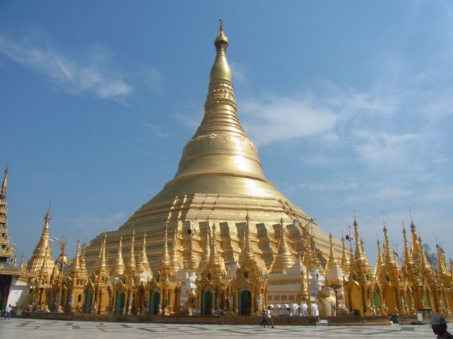 2月27日から3泊の予定でミャンマーのヤンゴン（ラングーン）に滞在。これで海外訪問国は76カ国となった。一時ミャンマーの政治不安からくる治安が心配されたが、こちらではそん滞在な気配はない。今日は、ヤンゴンの街中を歩きまわり、万歩計の歩数は35,000歩を超えた。ビエンチャンで一番有名な仏塔のシュエダゴォン・パヤーをはじめ、4つのパヤー（仏塔）を見て歩いたが、シュエダゴォン・パヤーは流石というほど見事な仏塔でこれを見たらもう他の仏塔は見なくてもいいという感じ。<br /><br />しかし、ヤンゴンの街の印象はいまいちよくない。まず、深夜でもないのに空港で両替所がオープンしていなかった、街の中を歩いていても、両替所は全く見当たらない、銀行に入っても両替ができる感じではなく、歩いているとヤミの両替のお誘いがある、街中には英語の表記がほとんどなくビルマ語のみ、英語もほとんど通じない、街全体それに道路が汚い、現地の人々の顔つきがよくないというか素朴な感じではなく変にすれている感じ（人懐っこいラオスの人とはえらい違い）、ローカルバスに何回か乗ったが、ガイドブックには路線の番号が載っているものの、実際のバスにはアラビア数字の路線番号は全く表示されておらず、ビルマ語のみなので、全くどこ行きのバスか不明、お札が汚くどれもぼろぼろ、要するに、観光に訪れる外国人を想定というか歓迎している感じがしない。英語の表記が街中にないのは、昨年行ったベラルーシ並みで、ベラルーシはヨーロッパでは一番遅れている国の一つであるが、アジアではミャンマーではないかとの個人的印象。アウンサンスーチー女史のことが日本でも時々報道されるが、まさに民主化が遅れた悲劇の国の一つではないかと印象を持った。<br /><br />写真：シュエダゴォン・パヤー