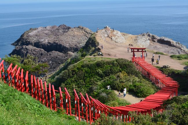 母が以前から行ってみたいと話していた山口萩方面をめぐるツアーを探していたところ、阪急交通社主催のツアーを見つけて、５月の連休前半に参加しました。<br /><br />三日間で島根県から北九州まで移動するツアーで、想定以上に歩きました。母は喜んでいましたが、普段あまり歩かない母にはきつかったかもしれません。<br /><br />ツアーで回った主なルートは次のとおりです。北九州まで移動しているので、慌ただしさは否めませんでした。参加者の平均年齢が比較的高齢で、三日目のバス車内はほとんどの方が寝ていたことを思うと、観光地を絞ってゆったりしたスケジュールにしたほうがよいように思いました。<br /><br />&lt;一日目&gt;<br />羽田空港＝＝萩・石見空港＝＝津和野・殿町＝＝松陰神社＝＝松下村塾＝＝萩城下町＝＝萩温泉郷<br />&lt;二日目&gt;<br />萩温泉郷＝＝元乃隅稲成神社＝＝青海島遊覧＝＝秋吉台＝＝秋芳洞＝＝角島＝＝門司港レトロ＝＝北九州（八幡）<br />&lt;三日目&gt;<br />北九州（八幡）＝＝岩国・錦帯橋＝＝宮島口・宮島桟橋＝＝安芸の宮島＝＝広島空港＝＝羽田空港