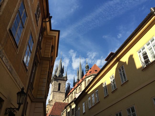 中世の街並がそのまま残るプラハの街を歩いていたら、自分がおとぎの国に迷い込んだ気分になりました。<br />ウィーンとセットで1週間、早秋の中欧旅行です。