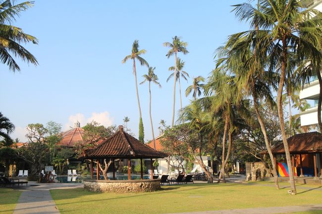 バリ島の休日。今回も宿泊はサヌール地区、老舗のホテルINNA GRAND　BALI　BEACHを利用する。高層のタワー棟、コテージもあるが、ガーデン棟を選択する。<br />バリ島サヌールは、口コミや旅行記も多い地域で、いまさらご紹介することもありませんが・・・<br />ホテルの様子、敷地内の花々などを少しだけ紹介します。