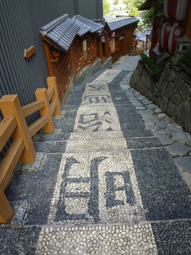 台中(谷関温泉郷:統一渡假村泊/?崇来吊橋)編 南投・台中・彰化のドライブ旅行 2018/05/29-30<br /><br />息子夫婦と新婚旅行を兼ねて、家族で谷関温泉に行くことにしました。<br />私の希望で、南投(集集駅/天空之橋)、台中(谷関温泉郷:統一渡假村泊/?崇来吊橋)、彰化(彰化:八卦山大仏/鹿港:九曲巷,鹿港老街)を観光することにしました。<br /><br />【谷関温泉郷:統一渡假村に宿泊 台中 2018/05/29-30】<br /><br />谷関温泉郷の統一渡假村に宿泊しました。息子が、インターネットで予約しました。インターネットで予約すると随分安くなります。統一渡仮村谷は、中部横貫公路沿いにあり、新しく出来たホテルの様です。建物、部屋、ベッド、バスルームも綺麗で、清潔感がありました。アメニティーも揃っていました。バスルームには、湯舟もあり、温泉を楽しむことが出来ました。他に、大風呂、足湯もありましたが、利用はしませんでした。部屋から見る大甲渓は素晴らしく、台湾温泉の中では一番ではないでしょうか。全館禁煙なので、部屋では、煙草を吸えませんので、外で吸っていました。ウィークデイなので、お客さんは少なかったですが、毎週、来ているお客さんもいました。