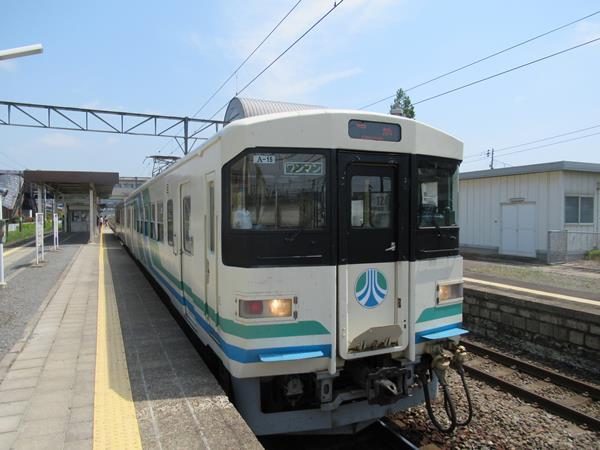 東北の旅の４日目。仙台から南下して槻木駅で阿武隈急行に乗り換えて福島に向かいます。阿武隈急行は国鉄丸森線（槻木ー丸森）を引き継いだ後福島まで開業した第三セクター鉄道です。新線の開通が１９８８年と比較的新しい路線なので高速で走るローカル線です。<br />車窓は田園風景が主体です福島宮城県境付近では阿武隈川に寄り添うように走ります。<br /><br />