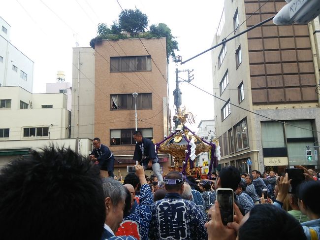 今年も祭りの季節がきました！まずはいっとう早く行われる、雨で行けなかった下谷神社のお祭り。そして締めは矢先稲荷神社！来年はコンプリート目指すぞ！神輿はいいね～！！<br /><br />