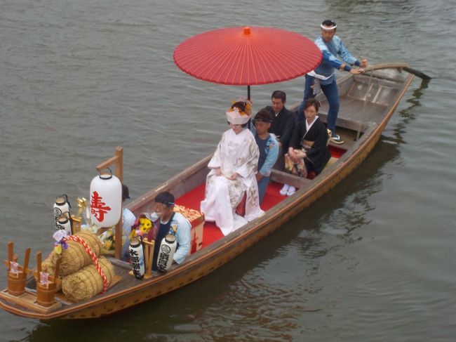 潮来あやめ祭り<br />6月10日，生憎の雨でした。明日は、もっともっと悪天候のため今日見に行きます。<br />1　アジサイ号の臨時電車で行くと、10時半につきまして、11時の、嫁入り船が見られます。<br />2　駅で、アジサイ娘の、お出迎え<br />3　駅から徒歩５分、あじさい園、丁度開花時期。観客数も手頃な<br />4　磯山邸から、人力車で花嫁到着した。徒歩で、仲人、嫁入り道具、ゆっくりと船に向かいます。<br />5　今年は、９００組の応募者、国際結婚2組が選ばれました。今年の結婚していれば、前でも後でも応募受付することが出来ます。<br />6　この花嫁、モデルかと思ったら娘船頭さんで、仲人も、全て、実際に結婚式に参加する人達です。<br />7　後ろには、潮来囃子の船が付き，２艘で出発する。<br />8　長勝寺に向かう途中、ガマの油の演技<br />9　長勝寺は、静かでした。特別開帳で居住区域の、水戸藩主の接待の間が見られた。吊るし雛が綺麗。釣り鐘は、国の重要文化財、芭蕉句碑も有り。<br />10　磯山邸に向かう途中、遊女の句碑小林一茶があります。、伝承館は、個人の、骨董集めです。磯山邸は、明治の検事の借り上げ、官舎で去年、改修工事した。普通の2ｄｋの家。<br />11　アヤメ園に戻る、アヤメ娘の出迎え。潮来踊り、囃子が丁度始まりましたね。<br />12　潮来駅に戻ると、ここでも、潮来踊り、囃子が丁度始まりましたね。<br />13　あやめ祭り、この間、かんぽの宿の潮来駅送迎あり、潮来駅は、店は食事、宿ありますが、延方駅は、何もない。<br />14　かんぽの宿、雨で北浦も何もみえません。<br /><br />