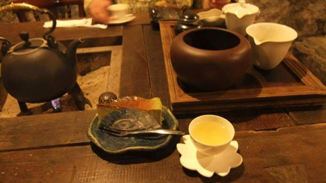 2013年5月。<br />今年は喪中でお祭りに出られないので、母を誘って台北へ旅行することにしました。<br /><br />たまには親孝行しなきゃ!<br />と言うことで旅行をプレゼント。<br /><br />英語が全く分からない母のために、日本語が通じて、浴槽のあるホテル。<br />更に駅から近くて分かりやすいところ。<br />何だかんだで好き嫌いが激しいから、朝食はアメリカンブレックファーストでビュッフェ式のところ。<br />というわけで『 サン ワン レジデンシズ台北 (神旺商務酒店)』にしました。<br />口コミも良かったからここにしたけど、ホントにここを選んで良かった。<br />大通りに面しているけど、目の前は公園で緑が広がっているし、団体客がいないから静か!<br />ここって、オーナー会社がパイナップルケーキで有名なところなので、お部屋にも試食(?)が用意されてました&美味しかった。<br /><br />母が行きたい九フンと夜市。<br />九フンに到着してしばらくすると大雨が!<br />ただでさえ人が多いのに傘がぶつかり合ってまともに歩けない!<br />と、言うわけで、ジブリな風景も見れたしお茶して帰ることに。<br /><br />故宮博物院にも行きたいと行っていたけど、私が全然興味なくてパス。<br /><br />念願の小籠包をいろんなお店で食べて満足してくれたようです。<br /><br />で、私は変身写真で花魁とフレンチドールに(笑)。<br />30越えて何やってるんだか(笑)?な状況ですが、楽しませていただきました!<br /><br />最後は油化街を訪れ布を買ったり、古い町並み楽しんだりしてあっという間の台湾旅行は終了。