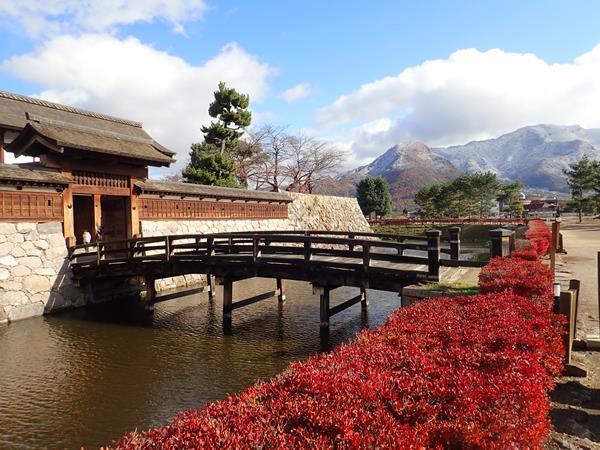 川中島古戦場から路線バスですぐの松代へ向かいます。松代城は江戸時代には松代藩主真田家の居城でしたが、ルーツは戦国時代の海津城にまでさかのぼります。北信濃の拠点として武田信玄や上杉景勝によって支配されていたそうです。その後真田信之（真田幸村の兄）がこの地に移転し、松代藩の拠点となりました。<br />