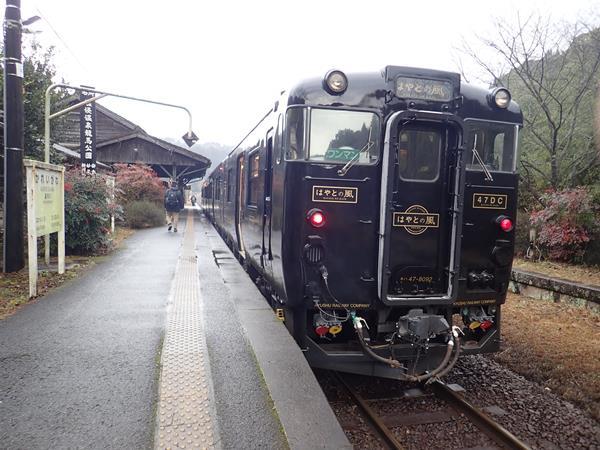 JR九州の観光列車の先駆けとなった特急「はやとの風」。あの「ななつ星in九州」を手掛けた水戸岡鋭治さんのデザインで改造された車内外は遊び心溢れる仕上がりになっています。<br />途中の車窓からは桜島を眺めたり、嘉例川、大隅横川、霧島温泉などの駅で長めの停車時間が取られていたり、霧島温泉駅で積み込んだご当地の霧島卵を使ったこの日限定2個の霧島サンドも楽しんだり。<br />鹿児島中央駅から宮崎県境に近い吉松駅までを乗り通します。<br /><br />一方で登場から14年近くが経ち空席が目立つ日もあり、この春のダイヤ改正では土休日中心の運転になる減便が行われたのは寂しい限りです。<br />