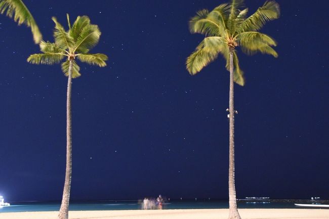 やっぱりいい ワイキキビーチ<br />人が多く賑やかだけど、それがWaikikiの魅力の一つ<br />Hiltonからビーチを歩いてデュークカハナモク像まで<br />青い空、青い海、ホテルごとに違う色のパラソル⛱見ながら<br />チリチリ焼けてきたら、近くのホテルに入って一休み<br />トロリーで回るのも良いが一度はビーチを散歩するのが楽しみです。<br />夜になると<br />水平線に上に南十字星が<br />椰子の木の🌴間に見る南十字星に感動しました。<br />