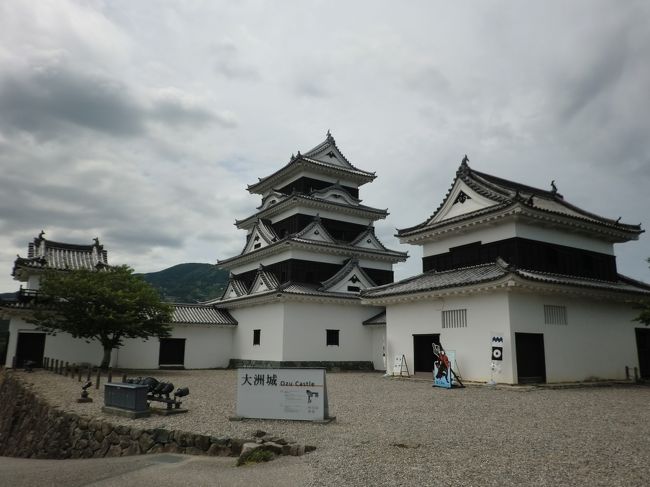 前回の山口で瀬戸内7県をすべて回って終わりかと思いきや、第2クールが発表された。<br /><br />第2クールは神戸からスタートして広島と徳島を除く5県を回る公演ツアー。<br />仕事が休みの日の愛媛公演を申し込んだら当選！<br />温泉巡りもかねて出かけることにした。<br /><br />愛媛県出身のメンバー：門田桃奈、兵頭葵、中村舞<br /><br /><br />愛媛県へは3回目の訪問なので、今回は中心部の松山だけではなくちょっと離れたところへもおでかけした。<br />男はつらいよ第19作・寅次郎と殿様(1977年公開)のロケ地である伊予の小京都・大洲へ。<br />https://www.youtube.com/watch?v=ZZJYW5I6mkU<br /><br /><br />【行程】<br /><br />1日目(5/22・火)　　晴れ<br /><br />成田(08:20)--GK403--&gt;松山(10:00)<br /><br />松山空港(10:15)--伊予鉄バス--&gt;JR松山駅前(10:30)<br /><br />松山(11:25)--特急・宇和海11号--&gt;伊予大洲(12:00)<br /><br />★大洲城ほか<br /><br />伊予大洲(14:43)--特急・宇和海18号--&gt;松山(15:20)<br /><br />★伊予の湯治場　喜助の湯<br /><br />★W studio RED<br />「STU48 瀬戸内７県陸上公演ツアー・愛媛公演初日」<br />開場18:00 / 開演18:30<br /><br />松山市内（泊）<br /><br /><br />2日目(5/23・水)　　雨<br /><br />JR松山駅前(09:00)--伊予鉄道5系統--&gt;道後温泉(09:25)<br /><br />★道後温泉別館　飛鳥乃湯泉<br /><br />道後温泉駅前(12:11)--伊予鉄バス--&gt;松山空港(12:57)<br /><br />松山(14:45)--JL436--&gt;羽田(16:10)