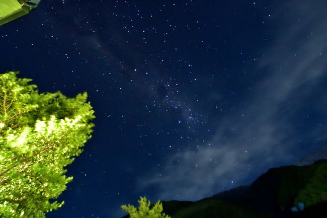 一日中降っていた雨がやみ夜は嘘のような星空。<br />ホテルの駐車場で初めての星空撮影に挑戦しました。<br />星座のことは全くの無知です。天体に詳しい方がいましたら何が写っているか教えてほしいです。<br />よろしくお願いします。