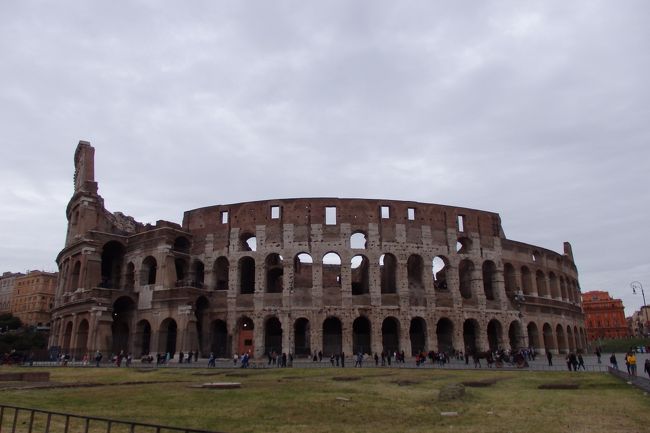 イタリア到着1日目はまるっとローマ観光の日。長時間フライトかつ時差ボケでフラフラになりそうなところを頑張って、ガンガン定番の観光地（の一部）をまわっていきます。まずはコロッセオへ。<br /><br />2019/12/05投稿