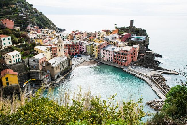 北イタリアの対象的な2つの絶景を巡る旅。<br />最初に訪れたのはリグーリア海に面した5つの村、チンクエ・テッレ。海沿いの崖にへばりつくようにカラフルな家が立ち並びます。シーズンオフで列車が1時間に1本と少なくて遊覧船も運航しておらず、営業している店も少なくて不便でしたが、その分観光客が少なくてゆっくりと街を巡り景色を眺めることができました。<br />次に訪れたのはアルプスの麓の街、アオスタ。古代ローマがガリアに通じる街道の要衝に築いた街で、街中や街道沿いに遺跡が多く残っています。当時の街の中心の通りが今もそのまま使われていて、往時の人々の息吹を感じられる街です。アオスタ・バレーに残る古代ローマ遺跡を訪れたほか、東にある谷を遡って誰もが知っている名峰の別の姿も楽しみました。<br /><br />☆?★?☆?★?☆?★?☆?★?☆?★?<br />【3】チンクエ・テッレを味わい尽くす・その2<br /> 昨日の夜どこに行くかあれこれ考えました。<br /> モンテロッソ・アル・マーレは開けすぎていてあまり魅力を感じなかったのでパスすることしましたが、それ以外はどれも捨てがたく絞れません。<br /> 地図や皆さんの旅行記などいろいろ見た末に、ヴェルナッツァとコルニリアにまだ見ていない景色の良さそうなポイントがあるので、とりあえずそこに行ってみることにしました。あとは成り行きに任せることにします。<br /> そして最後に行ったのはマナローラの崖の斜面にへばりつくように建つ Trattoria Dal Billy というレストラン。登るのが大変ですが苦労した甲斐がありました。<br /><br />☆?★?☆?★?☆?★?☆?★?☆?★?<br /><br /> 1 天気予報は8日間ずっと雨・・・(2018/3/2~3)<br /> 2 チンクエ・テッレを味わい尽くす・その1(2018/3/4)<br />>3 チンクエ・テッレを味わい尽くす・その2(2018/3/5)<br /> 4 雨のち晴れ(2018/3/6)<br /> 5 リオマッジョーレ最後の散歩と絶景カフェ<br /> 6 チンクエ・テッレの絶景ドライブ<br /> 7 モンテ・チェルビーノ 誰もが知ってる名峰の別の顔<br /> 8 古代ローマ都市アオスタのローマ遺跡巡り<br /> 9 イタリアとガリアを結ぶアオスタ・バレーのローマ遺跡三昧<br />10 雨に煙る古城