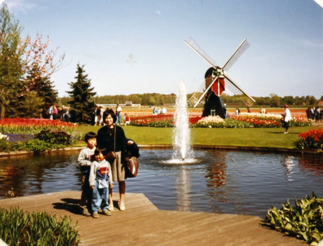1986年5月に、オランダのアムステルダムとハーグに家族旅行に出かけた。チューリップの季節を狙い、キューケンホフ公園を訪ねたものである。チューリップは予想通り、満開で風車とのコラボレーションがいかにもオランダといったところ。他に、アンネ・フランクの家も見学した。当時住んでいた家が保存されているので、歴史を肌で感じることができる。また、ゴッホミュージアムも見学し、ゴッホが浮世絵に傾倒していたこともよくわかった。運河クルーズにも参加し、船の中からアムステルダムの街を見ることもできた。<br /><br />アムステルダムの他には、ロッテルダムやハーグまで足をのばした。ハーグでは平和宮（デン・ハーグ）を見て、その後、マドローダムという小人の遊園地に行った。園内はミニチュアの街が広がり、気分はまさにガリバー。すべての建物が25分の1とのことである。子供にとっては、最高の遊園地であった。<br /><br />写真は、キューケンホフ公園