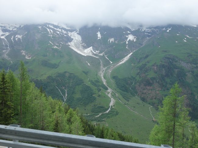 カイザー・フランツ・ヨセフス・ヘーエ展望台からグロースグロックナー山をみたあと，一路山岳道路をザルツブルクへ走りました。