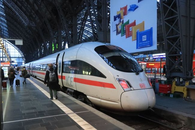 　ドイツ初日はフランクフルト中央駅前のサヴォイホテルで１泊して、いよいよ鉄道の旅が始まりました。<br />　２日目朝７時１５分フランクフルト中央駅発のICE都市間超特急でワイマールを目指します。ワイマールへの直行列車はなくて、エルフルトでローカル線に乗り換えて１駅で到着予定です。<br /><br />　今回の鉄道の旅は、フランクフルト→ワイマール→デッサウ→ベルリン→フランクフルトという予定。<br />　ベルリンへの日本からの直行便がないのでフランクフルト　イン・アウトとなりました。直接ベルリンに入ることができればとても便利だったのですが、ドイツの空の玄関はフランクフルトなのですね。<br /><br />　それとそもそも今回の旅の計画を思いついた原動力は、ANAのアップグレードポイントの有効期限が３月末に迫り、どうしてもそれを活用してビジネスクラスでドイツへ行きたい、という思いが強かったことです。このアップグレードポイント、国内ではプレミアムクラスに６回乗れますが、最大メリットを活かすためには国際線のビジネスクラスへアップグレードすることなのではないか、というのが今の私のポリシー。<br /><br />　そのため、どのような使い方をするかは１年前から考えていないとすぐに有効期限が切れてしまいます。<br />　ドイツ路線も意外と搭乗率が高いので、実際にアップグレードできるかどうか出発ぎりぎりまで不安でしたが、なんとかその目的は達成することができました。というわけで、フランクフルトへ行くのがその確率が高かったのと、ビジネスクラスの空席が多い日程を選んだというのも、今回の旅程に影響がありました。<br /><br />　そんなことよりも実は重大なミスをしてしまって、そもそもはフランクフルトからベルリンへ向かいその後デッサウ・ワイマールを訪れる予定でしたが、ホテルを予約する日を間違って逆ルートになってしまいました。エクスペディアでベルリンのホテルを予約した日が１日後の日だったのでキャンセルしようとすると、格安で申し込んでいたのでキャンセル料が全額というシステム。そんなの、予約するときには知らなかった。。。<br /><br />　そう思っても万事休す、レイルヨーロッパというサイトで申し込んでいた鉄道の予約を全部キャンセルして、間違ったホテルの予約に合わせて再びドイツ鉄道の予約を取り直すという至難の業を成就することを強いられたのでした。初めて使うレイルヨーロッパのサイトと睨めっこしながら、なんとか予約は取り直したものの大きな不安を抱えての鉄道の旅となったのです。<br /><br />　そもそも日本からネットで予約して、そのプリントアウトした紙には８桁の予約番号しか書いてなくて、これで本当にICEに乗れるのか、それも１等席を予約していましたが、そこに座れるのか当日乗るまで不安が続きます。おまけに、そのプリントアウトでは列車に乗れなくて、駅の自動発券機で事前に乗車券と交換しなければならない、というハードルがあったのでした。<br /><br />　１等席はフランクフルトからベルリンまで\6200と格安でしたが、これは変更や解約ができないチケットで正規は約３万円ほどするみたいで、いずれかがチョイスできます。飛行機も正規の金額と同等なので迷わず格安を購入。結果的に予定通りに行くことができたのでお得でした。飛行機だと飛行場から市内までの移動時間やコストがかかるので、鉄道の移動の方が時間の無駄がないと考えたのでした。