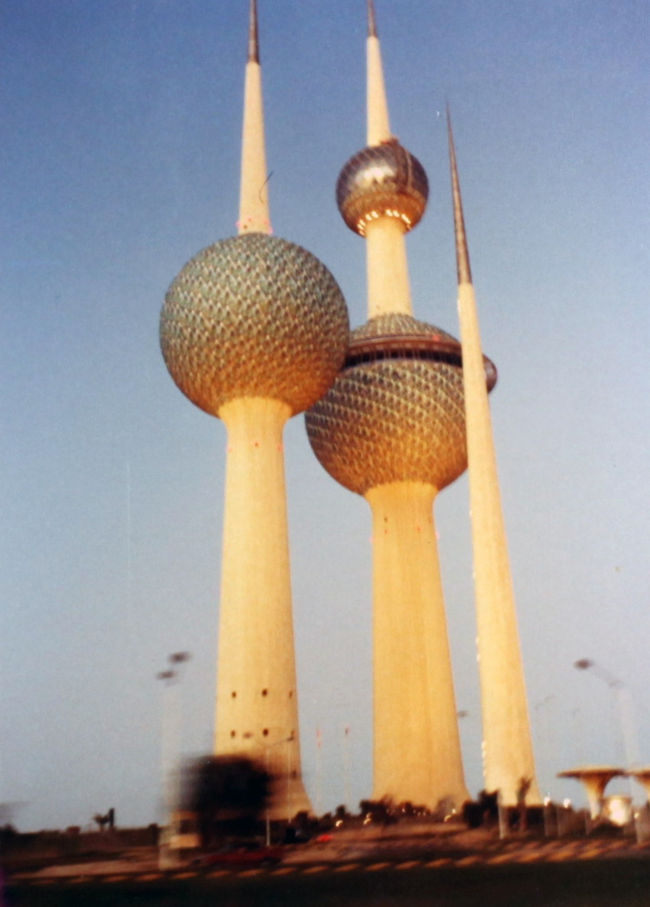 1983年に中東へ出張する機会があったが、その時、クウェートにも足を踏み入れた。販売代理店の現地視察がメインであったが、観光地ではないので、観光した記憶はあまりない。街中を歩いたのとモスクを見て回ったような気がする。街全体は思っていたより大きく、写真にあるようなユニークなモスクが印象に残っている。あれから35年も経っているので、今はすごく変貌していると思われる。観光では行くチャンスは少ないが、今どうなっているかは興味がある。