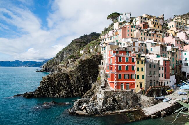 北イタリアの対象的な2つの絶景を巡る旅。<br />最初に訪れたのはリグーリア海に面した5つの村、チンクエ・テッレ。海沿いの崖にへばりつくようにカラフルな家が立ち並びます。シーズンオフで列車が1時間に1本と少なくて遊覧船も運航しておらず、営業している店も少なくて不便でしたが、その分観光客が少なくてゆっくりと街を巡り景色を眺めることができました。<br />次に訪れたのはアルプスの麓の街、アオスタ。古代ローマがガリアに通じる街道の要衝に築いた街で、街中や街道沿いに遺跡が多く残っています。当時の街の中心の通りが今もそのまま使われていて、往時の人々の息吹を感じられる街です。アオスタ・バレーに残る古代ローマ遺跡を訪れたほか、東にある谷を遡って誰もが知っている名峰の別の姿も楽しみました。<br /><br />☆?★?☆?★?☆?★?☆?★?☆?★?<br />【3】雨のち晴れ<br /> 朝起きると雨。雲が垂れ込めてかなりの振りです。<br /> 景色は期待できないので、ラ・スペツィアのショッピング・モールのフードコートに行ってみることにします。1度目は道路が雲の中で視界が利かず引き返しましたが、1時間ほど待つと雲が少し晴れてきてなんとか行くことができました。<br /> 天気予報を見ると3時から晴れになっているので信じて戻ってみると、これがもう期待を超える素晴らしい光景が待ち受けていました。<br /><br />☆?★?☆?★?☆?★?☆?★?☆?★?<br /><br /> 1 天気予報は8日間ずっと雨・・・<br /> 2 チンクエ・テッレを味わい尽くす・その1<br /> 3 チンクエ・テッレを味わい尽くす・その2<br />>4 雨のち晴れ<br /> 5 リオマッジョーレ最後の散歩と絶景カフェ<br /> 6 チンクエ・テッレの絶景ドライブ<br /> 7 モンテ・チェルビーノ 誰もが知ってる名峰の別の顔<br /> 8 古代ローマ都市アオスタのローマ遺跡巡り<br /> 9 イタリアとガリアを結ぶアオスタ・バレーのローマ遺跡三昧<br />10 雨に煙る古城