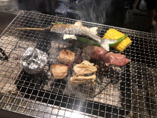 以前勤務していた時からの友人と定期的な食事会をしていて今回、訪れたのは福岡市営地下鉄・赤坂駅から徒歩で約５分の場所にある「永らく」さんです。魚・肉・お野菜を炭火で焼いてとても美味しく頂きました。<br />お酒に合う料理を沢山頂きました。最高のひと時を二人で過ごしました。<br />お奨めの炉端焼き屋さんです。<br />二軒目はいつものAKASAKA　METROで白ワインとデザートで締めました。<br />写真が多かったので旅行記でも紹介させていただきました。