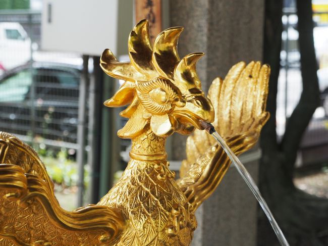 東京都江東区富岡1丁目20-3<br />2018.5.17　参拝<br /><br />この神社さんの名前を聞いて<br />あっ!と　思われた方は沢山おられると思います・・・<br /><br />神社さんですが　合掌させていただきました。<br /><br />江戸最大の八幡宮<br /><br />江戸勧進相撲発祥の地<br /><br /><br />伊能忠敬像　<br /><br />平成13年10月20日<br />江戸時代後期の測量家・伊能忠敬翁の銅像が境内大鳥居横に建立され除幕式が行なわれました。<br /><br />50歳を過ぎてから天文学・測量術を学んだ忠敬翁が注目<br /><br />門前仲町1丁目に在住しており、測量の旅の出発の際には<br />必ず　こちらを参拝してから　出立したそうです。<br /><br />平成13年公開の映画「伊能忠敬－子午線の夢」で忠敬翁を演じた<br /><br />加藤剛さん、<br />妻・お栄役の賀来千香子さんらが役柄の扮装のまま駆けつけ、<br /><br />除幕を行なったそうです。<br /><br />先日　衛星放送で作品を拝見しました(#^.^#)<br /><br /><br /><br />江戸時代<br /><br />源氏の氏神である八幡大神を<br />徳川将軍家の手厚い保護<br /><br />明治維新に際しては朝廷が当宮を准勅祭社に御治定になり、<br />勅使を遣わされ、新しい時代の弥栄を祈念されたこの事です・・・・・<br /><br /><br />境内図は　こちらを・・広い敷地です。<br />↓<br /><br />http://www.tomiokahachimangu.or.jp/htmls/keidai/keidai.html<br /><br /><br /><br /><br /><br />