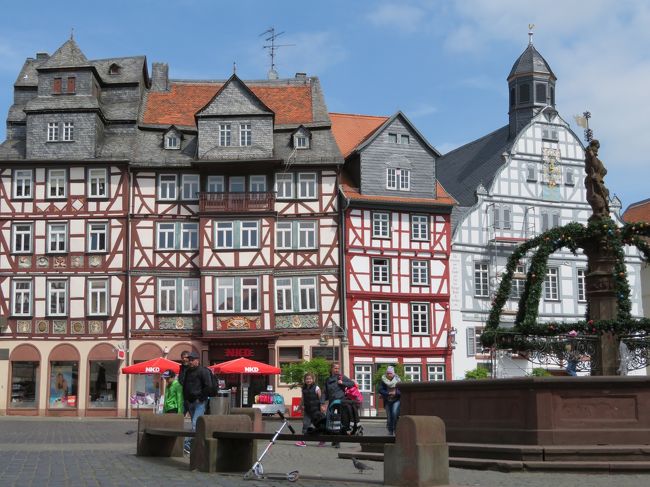 2018年5月3日（木）　Butzbach　ブーツバッハの街は今回で3度目となります。やっと晴れたよぉ(*^_^*)バージョンです♪<br />Butzbach　ブーツバッハはFrankfurt(Main)Hbf　フランクフルトからRBで34分～39分で行く事が出来ます。乗り換えなしなのでお勧めの街です。この日は Herborn(Dillkr)　ヘルボルンから移動しました。<br />マルクト広場から見る木組みの建物は圧巻なのですぅ☆たくさんの方に見て頂きたい。<br />木組み建築が建ち並ぶグリーデラー通りや壁跡は素敵です。<br /><br />＜移動方法＞<br />10:40 Herborn(Dillkr)<br />11:32 Butzbach<br />※ランチ<br />