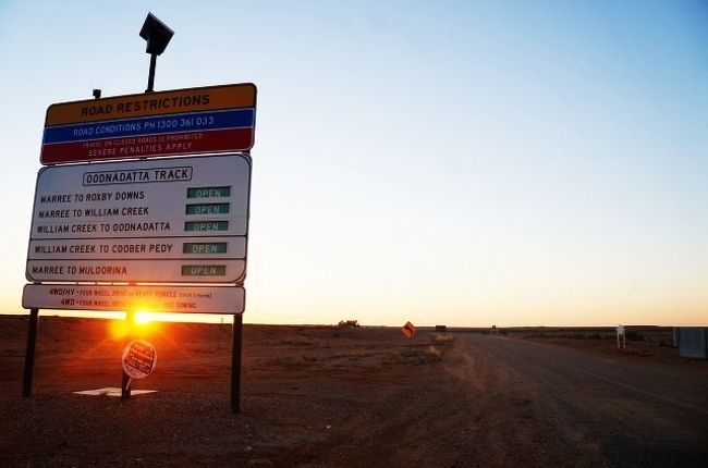 4WDでオーストラリアのオフロードの道を縦断してきました。ここ数年、オーストラリアのアウトバックと呼ばれる砂漠の遠隔地には毎年旅してきましたが、すべて舗装道路を通るいわば「安全な旅」でした。しかし広大なアウトバックには舗装道路は僅か、殆どの場所には未舗装のオフロードを通らないとたどり着く事はできません。しかし4WDの車を持っていなくオフロードのドライブ経験も無ければ、4WDを用意するのに非常にお金がかかりかなりリスクがある冒険旅行となります。四駆で砂漠を爆走するというのはパリダカールラリーなどを見て昔からの憧れでではあったのですが、そのハードルの高さから今まで実現できていませんでした。<br /><br />しかし、前回のアウトバックの旅の体験から、やはりアウトバックは四駆を自ら運転して名も無い砂漠の遠隔地に行くことが最高の旅のスタイルだということを確信したので、ついにそれを実行に移す時がきました。まるで初めて海外旅行と同じ様に四駆ドライビングの本を読みあさり、経験者の話を聞き、慎重に準備を進めました。目的地はオーストラリア縦断の歴史的なルートであるウードナダッタトラック、この道は1862年に白人初のオーストラリア大陸縦断を果たしたジョンマクドネルスチュアートが通った道であり、かつて内陸部を結ぶ旧ガーン鉄道が走っていた歴史ある場所を辿ります。<br /><br />実はウードナダッタトラックは初めてではなく2012年にも訪れたことがあります。ただこの時は車を運転しておらず計画は他人任せでした。今回は誰にも頼らずすべて自分達で計画・実行しました。まるで初めての海外旅行の時に様にドキドキ感がいっぱいの旅でした。<br /><br />南オーストラリア 真夏にアウトバック神秘の湖に行く<br />https://4travel.jp/travelogue/10717070