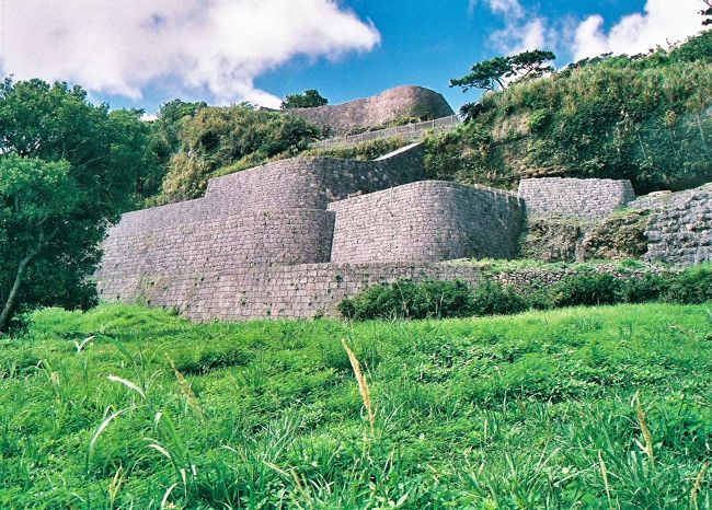 《2018.June》あみんちゅ弾丸ツアーで訪ねるTHE DAY IN OKINAWAその弐～本島中部戦跡巡り編～<br /><br />気が付けば6月23日の沖縄慰霊の日を現地で過ごす旅も葉や4回目。内地で知る〝この日〟があまりにも違うことを知り、毎年訪れるようになりました。ただ知れば知るほど奥が深いことを知るものの、その準備に費やす時間が日に日に無くなって来たこともあり、今年を以ってしばらく定期的な来沖をやめようと考えました。それにあたって今までお世話になってきた宿泊施設をすべて回り、思い出に代えようと考えました。しか～しその前に立ちはだかったのはまさかの〝現実〟でした。現在勤務している店が耐震問題で建て替えることとなり、それに伴い異動辞令が出るはずが、まさかの延期。既に他店に移動した者もいる中で、1週間の休みは当然却下となりました。とはいえ長きに渡ってお世話になった店舗ゆえ自己理由で押し通せる訳もなく、4日に短縮ということでやっとOKしてもらいました（嬉）。<br /><br />そんなこんなであっという間に出発の日。例年ならば前日早上がりなのですが、それも叶いませんでした…。準備不足はいつものこと、さぁどんな旅路になったのやら。それでは初日が始まります。<br /><br />平成30（2018）年6月22日金曜日<br />ホテルキング　09：10（0.0km・0.0km・58.2km・0.0km/h）<br />ファミマ屋富　09：11（0.4km・0.4km・58.6km・24.0km/h）<br />祖 一丁 目店　09：22<br />浦添ようどれ館　09：43（7.5km・7.9km・66.1km・21.4km/h）<br />　　　　　　　　12：15<br />カンパン壕　12：27（3.4km・11.3km・69.5km・17.0km/h） 69.5<br />　　　　　　12：40<br />墓地　12：51 （3.4km・14.7km・72.9km・18.5km/h）72.9<br />　　　13：02<br />那覇商業高校　13：24（8.5km・23.2km・81.4km・23.2km/h）81.4<br />　　　　　　　13：43<br />なぐやけの塔　13：52 （2.2km・25.4km・83.6km・3.3km/h）83.6<br />　　　　　　　14：32<br />琉球銀行本店　14：41（1.5km・26.9km・85.1km・15.0km/h） 85.1<br />　　　　　　　14：47<br />沖縄銀行本店　14：54（1.0km・27.9km・86.1km・15.0km/h）<br />　　　　　　　15：05<br />松山公園　15：10（1.1km・29.0km・87.2km・13.2km/h） 87.2<br />　　　　　15：32<br />沖縄水産高校　16：07（17.0km・46.0km・104.2km・29.1km/h）<br />　　　　　　　17：01<br />ファミマ豊見　17：18（5.1km・51.10km・109.3km・18.0km/h）<br />城名嘉地北店　17：33<br />田原公園　17：43（3.3km・54.4km・112.6km・19.8km/h）<br />　　　18：04	<br />城岳公園　18：22 （3.1km・57.5km・115.7km・10.3km/h）<br />　　　　　18：42<br />コジマ　19：13（5.1km・62.6km・120.8km・9.9km/h）<br />那覇店　19：35<br />吉野家国道58号天久店  19：37（0.7km・63.3km・121.5km・21.0km/h）<br />20：10<br />イオン那覇　20：34 （6.7km・70.0km・128.2km・16.7km/h）<br />　　　　　　21：00<br />ゲストハウスりゅうかく　21：37（17.1km・87.1km・145.3km・27.7km/h）//<br /><br />7：30に目覚ましで起こされました。梅雨明け宣言はまだですが良い天気です♪普段の行いなんて言いながら窓を開けると現実に引き戻されます。浦添の歓楽街とキャンプキンザ―。沖縄が抱える問題を目の当たりにして、13年前に同じことを思ったことを思い出しました。食事の提供はないのでさっさと出発すれば良いのですが、浦添ようどれ館の営業時間の絡みもあり、今日の予定を見直してから9：00過ぎに出発します。そして最寄りのファミマに立ち寄りタバコとコーヒー、そしてドリンクを購入して勢いをつけます♪<br /><br />そして向かった先は伊祖公園。第6師団独立歩兵隊第21大隊第3中隊終焉之地の碑に参拝するためです。しか～し肝心の伊祖公園に到着しても車を停めることができません。駐車場がないのか…と思って調べるも、ちゃんと〝ある〟と市のHPに書かれています。じゃあなんなの～？？って思うと実は簡単なこと、開園時間が10：00とのことでした。現在9：30…、待つ時間は今日の行程にはありません。事前調査不足をボヤいても仕方がないので、次回に回して先を急ぎます。<br /><br />寄り道を含め30分程でよいどれ館に到着します。浦添市が運営している施設ですが、どうやら浦添〝城（グスク）〟の見学についてのアプローチが強いところのようでした。駐車場に車は停まっているものの、ようどれ館に入っている方はほとんどおらず、100円の入館料を払うと、窓口のおばぁがようどれ館・浦添グスク・前田高地の戦跡等いろんなことを説明してくれました。中でも〝滋賀県から来た〟というと第二尚王朝尚昌の娘であり第二尚王朝最後の国王尚泰王の曾孫にあたる文子氏が、旧彦根藩主井伊家の16代当主であり後に彦根市長となる井伊直愛（いいなおよし）氏に嫁いだという〝所縁〟の話を楽しそうにされていました。まぁ個人的にはひめゆりの塔にその話が書かれていたので知ってはいたのですが(笑)。<br /><br />まぁそんなこんなでようどれ館を見学した後いよいよ歩き始めることにします。駐車場付近にある展望台からは〝現在の浦添〟を眺めることができます。先ずは浦添グスクの遺構から。綺麗なカーブを描いた石牆（せきしょう）は中世琉球に於ける築城の〝芸術〟と言っても過言ではないように思います。それに加えて天然の石のトンネルであった〝クラシンウジョウ〟は、写真でしか見ることはできませんが、自然の素晴らしさみたいなものを感じました。ただこの界隈は70余年前には前田高地を含む沖縄戦初期の大激戦地であったため、多くの遺構も破壊されてしまっています。それを市の事業として復旧することは大変なことだったと思いますが、そのお蔭で私ら戦後生まれの観光客が中世の石牆をこの目で確認できていることには感謝感激雨あられで頭が下がります。復旧工事をする以前に既に手が加わってしまっているためにどうしようもないところも多々あるようですが、できる限り琉球の〝王朝ロマン〟が今に蘇ってくれることを期待しています♪<br /><br />そして石牆に沿うようにして歩いて行くと浦添ようどれに到着します。英祖王統初代英祖王が1261年に築き、尚巴志王が破壊し、第二尚氏王統尚寧王が修築を加えたものと伝えられている墳墓は、国の史跡である〝浦添城跡〟の一部となっています。もちろん墳墓には立ち入ることはできませんが、浦添ようどれ館に復元されたものが置いてあり、石棺を含めその様子を垣間見ることができます。第二尚氏の陵墓は那覇にある玉陵だということに加えて英祖王が浦添ようどれを整備してから350年もの月日の後に尚寧王が修復し、自らの墳墓にしたのかは諸説あり、王位に就いている間に島津の侵攻を許してしまったため、王墓に入るのを躊躇ったという説。自らの血筋を正統化するために英祖王に肖ろうとした説など興味深いものは多々あれど、結局のところは自らの故郷である浦添の地を選んだだけに過ぎないという説が有力です。一説には第一尚氏二代目の尚巴志王が手を加えたという説もありますが、なんせ中山王として首里を王宮にした尚巴志は、浦添城を攻め滅ぼした王であることには間違いなく、浦添城の中にある浦添ようどれの改修を行ったかどうかは疑わしように思います。私的には戦跡ならば事実を明らかにしたいと思うのですが、内地で言えば鎌倉時代に始まる浦添ようどれの歴史、わからないままでもロマンを感じてしまうのは勝手なんでしょうか(笑)？<br /><br />浦添ロマンに触れた後は再び現実の世界へと戻って進むと沖縄学の権威である伊波普猷の墓に至ります。沖縄をいろいろな観点から分析し、その多岐に渡る学問から見た沖縄学。中でも琉球王国第4代尚清王代の嘉靖10年（1531年）から尚豊王代の天啓3年（1623年）にかけて首里王府によって編纂された歌謡集である〝おもろさうし（おもろそうし）〟の研究により琉球とヤマトの繋がりを模索しました。琉球人のアイデンティティの形成について等、現在でも感じることを取り上げていたことは、先見の明があったことはもとより、やはり違いがあることを改めて感じることのように思います。批評によっては伊波普猷の研究がヤマトの沖縄差別について甘さがあり、結果として天皇制を受け入れざるを得ない状況にしてしまったとの辛口意見もあるようですが、沖縄一中時代にストライキ事件を起こしたもののひとりとして、同じく退学処分を受けた漢那 憲和（かんな けんわ）とともに〝初沖縄〟を全国に知らしめた功績は大きいものだと思います。晩年は東京で暮らしながら故郷沖縄のことを憂いたまま亡くなりましたが、その遺骸はここ浦添の地で永遠の眠りなついています。沖縄学とひとことで言っても幅が広過ぎて、わかりづらいところがありますが、読んでいてなるほど～と思えることも多々あり、1世紀の後であっても興味深いものでした。主観的でなく客観的に見た沖縄…、知れば知るほど好きになること間違いなしです♪<br /><br />さらに進むと観音像に出会います。和光地蔵と言われるこの観音像は沖縄戦戦没者慰霊のために大阪四天王寺の出口管長によって3体が寄贈され、そのうちの1体が激戦地区であった前田高地を含むこの浦添城跡に建立されました。ただひとつ残念なことに建立されたのは良いが管理をすることについて明確にされていないという事実です。特定の宗教のものであれば管理者もわかりやすいのですが、どうやら個人が建立した慰霊塔の扱いになっているようであり沖縄県も管理者を探している様子です。やはり同じように個人の慰霊碑が戦没した場所に遺族によって建立されたものの、その後放置されて現在に至っている事実が多々あります。建立者がわかっているためなんとかなりそうだとは思うのですが、そう簡単にはいかないのが事実のようです。遺族や同窓生の高齢化が進む今日意外なところでも新たな問題が生じています。<br /><br />そして浦添王子遺跡の脇を通り浦和之塔に到着しました。この場所も訪問候補地に挙がりながら今まで訪れることができなかった場所でした。内地の人間の無知と言ってもいいとは思うのですが<br />、この〝浦和〟と言うのは元埼玉県の県庁所在地である〝浦和〟に関係するものだと勝手に思っていました。しか～しそれは全くの誤りで浦和の〝浦〟は浦添の〝浦〟、〝浦和〟の〝和〟は平和の〝和〟だということを知りました。固定観念とは怖いものだと改めて思います。その二文字には、激戦のあった浦添から全国津々浦々の平和を祈るという意味を込めて名付けられたものだそうです。<br /><br />また浦和の塔下には〝ディークガマ〟がぽっかりと口を開けています。これは浦添城跡にある御嶽のひとつだそうですが、戦時中は住民の避難壕として使われました。ガマ（洞窟）前には大きな梯梧（ディーク）の木があることからこの名が付けられたそうです。現在は崩落の危険性があるということで内部に入ることはできませんが、かつてこの場所には浴槽のような形をした納骨堂があり、この界隈で亡くなられた戦没者約5,000柱の遺骨が納められていました。その後遺骨は識名を経由して現在では摩文仁の丘にある〝国立戦没者墓苑〟に合祀されています。<br /><br />この浦和の塔とディークガマの位置関係は、兵士の籠った壕やガマ、そしてその戦没者慰霊塔の位置関係によくあるパターンではあるものの、慰霊碑の意味合いとしては日米軍民問わないものであるため、少し違う印象を受けました。しかし70余年前にはこの前田高地という猫の額ほどの広さしかない場所で、日米両軍の死闘が繰り広げられた場所であり、その戦場となった浦添村の住民も多数戦闘に巻き込まれて犠牲者を出した史実を考えると、ごくごく普通に出来上がったもののようにも思えます。見かけだけなのかも知れませんが平和だなぁ･･･という思いを持ちつつ沖縄旅行ができている私には、ない頭を捻って拙い言葉で〝言い表すこと〟しかできないため、静かに手を合わせてご冥福を祈ります。<br /><br />そのまま進むと下方へと続く階段があります。それを下りたところにあるのが〝前田高地平和之碑〟です。この場所も訪問候補に挙がりながら時間の都合で来ることができなかった場所のひとつです。嘉数・前田高地の戦いに於いて急遽増援された第24師団第32連隊第2大隊、米軍の沖縄本島上陸以降侵攻の遅滞作戦を行い、多くの犠牲者を出して戦力が低下していた第62師団歩兵第63旅団隷下の部隊との入れ替わりの命令によるものでした。日本軍に於いては大隊長というと〝佐官クラス〟が任命されていましたが、既にそのクラスの士官の多くは戦死しており、この第二大隊の志村常雄隊長は大尉で大隊長に就任しています。浦添グスク内に掘られた無数の壕、それらは複雑に繋がっており、ひとつの出入り口が砲撃によって破壊されても何ら問題のないものだったように作られています。勿論壕に籠る日本軍はその辺りをちゃんと理解しており、増援される側だった第63旅団第12大隊（賀谷與吉中佐）の撤退場所を把握し、無事に連絡を取り合うことができたということがわかっています。<br /><br />昨年平成29（2017）年に米軍衛生兵の実話をもとにした〝ハクソー・リッジ〟が公開され、沖縄島中部に於けるもっとも熾烈な戦いが繰り広げられた嘉数・前田高地の戦いが黒－図アップされることとなりました。地の利を生かした日本軍は数に勝る米軍と互角若しくは有利に戦闘を進めていた時もありましたが、次第に物資・人員に勝る米軍に押されて行くこととなり、多くの兵士がこの場所で戦死しています。第62師団をはじめとした日本軍主力部隊はその後首里を経て南部へと向かうことになりますが、その殿として撤退を助けたのは他ならぬ増援部隊であった第2大隊でした。主力の撤退後追いかける手筈ではあったようですが、米軍の猛攻の前に犠牲者が日に日に増える結果となり、大隊の9割に当たる犠牲者を出した第二大隊は壕内に籠って夜になると壕を出てゲリラ戦を展開していとの記録が残っています。この第二大隊は大多数の犠牲者を出しながらも昭和24（1945）年9月には日本軍の組織的抵抗が終わり、投降せよとの命令を同じく第32連隊第1大隊長伊藤孝一大尉からの伝令を受けて投降し、大隊レベルで終戦を迎えることができた数少ない部隊のひとつとなっています。しかし第二大隊でも多くの犠牲者を出しており、その戦いの場所となった場所のひとつである〝前田高地〟に〝前田高地平和之碑〟を戦友会が建立し、戦没者慰霊の場所として現在に至っています。<br /><br />旧日本軍関係の慰霊碑ではあるものの前田の戦いが如何に熾烈なものであったかを今に伝えるものとして、知られているもののひとつであることに違いはなく、その知名度が私をこの場所に導いたようにも思えるので、静かに手を合わせて戦没者全ての冥福を祈ります。この付近には往時に兵士や住民が籠ったと言われる壕やガマがたくさんあるものの、戦後の開発や経年による劣化の影響で落盤の危険性があるということで立ち入り禁止となっているのが残念でした。<br /><br />そしてこの先には場所の目安として利用された為朝岩（ニードルロック）があるのですが、そこに至る道すじが良くわかりません。墓地の中を通り抜けると遊歩道が設けられているようですが、普段の運動不足がたたり歩く気力がなかったため、次回の楽しみに回すことにします。ただ付近一帯からニードルロックそのものの姿は確認できるので（笑）。<br /><br />行きはヨイヨイ帰りは怖いとはよく言ったもので、車に戻るには今来た道を戻らなければなりません。ヘタレにはだいぶ応えていましたが、仕方なしに再び歩き出します。そして浦添の景色が広がる場所にやって来ます。ここが映画化されたハクソー・リッジです。現在では展望台も設けられており、往時の様子は感じられませんが、猫の額ほどの場所に於いて熾烈な戦いが繰り広げられた史実は映画でも再現されています。縄ばしごを掛けて崖をよじ登って来る米兵に対し、なぜ日本兵は崖の上から銃撃を加えなかったのか？不思議とも言われることですが、理由は簡単なことでそれだけのスペースがなかったことに他なりません。結果として接近した白兵戦が行われ、日米両軍共に多大な犠牲者を出しました。<br /><br />現在では浦添の長閑な風景が広がっており、ここが70余年前には熾烈な戦いが行われた戦場だったとは夢にも思わないでしょう。そんな思いを持ちながら景色を眺めていると、いつものように人が群がり罵声が飛び交う姿が目の前にチラつきます。déjà vuとも言えないただの妄想ですが、何も考えずに南の島を歩くことができることを幸せなことだと改めて感じました。<br /><br />そしてグスクの石垣の下に広がる前田高地壕群が見えてきます。前田高地を死守した第24師団第32連隊第2大隊が米軍の沖縄西海岸上陸の報を受け、住民を動員して突貫工事で掘り進めた壕群と言われています。網の目のように巡らされた壕は、ひとつの出入口を砲撃によって破壊されても影響がなく、また壕入口に攻撃を加えられても直接的には内部に被害の無いように屈曲をしていたものだと言うことは記録に残っています。前田高地の戦いが始まった頃には常に部隊間の連絡網がしっかりとしており、最前線で10倍の兵力を相手に遅滞作戦を行って大きなダメージを受けて、僅かな残存兵力と傷病者を携えた第62師団歩兵第63旅団第二大隊が撤退して来た壕を探しあてて部隊の入れ替わりを果たしています、もっともその後の戦闘では善戦はしたものの圧倒的な火力・兵力の前になすすべを無くし、夜になると壕から出て夜襲をかけるといったゲリラ戦の様相を呈するに留まることにはなってしまったようですが・・・。<br /><br />そんな謂れのある壕ですが、やはり経年劣化による落盤の危険性を理由に立ち入りは禁止されています。壕内には土砂の流入が見受けられ、70余年の月日から植物が生い茂っていました。いずれは自然に戻るような様相が、見かけだけでも平和と言える日々が続くよう見守っているように思えた私でした。<br /><br />浦添グスクから南へと進むとクチグァーガマがぽっかりと口を開けていました。沖縄戦が始まるや否や仲間集落第6班の住民が身を寄せていたそうです。そのうちにこの地が戦場と化し、日本兵もガマに身を寄せ軍民共存のガマとなっていたようです。しかし浦添の地を占領した米軍によってガマの上に艦砲射撃が加えられるとガマ内部で落盤が起き、少なくない人々が生き埋めとなりました。たまたま助かった者の中に日本軍将校がおり、岩盤を日本刀で叩きながら出口へと辿り着きますが、その瞬間投げつけられた手榴弾によって落命したとの記録が残っています。その様子を知り出るに出られなくなった民間人と兵士達。兵士は司令部の南下と行動を共にするため出て行きましたが、残された住民はそのままとなり、後に捕虜となった時には僅か3家族しか残っていなかったそうです。見た目からしてもかなり大きなガマですが、やはり経年劣化による落盤の危険性があるために立ち入りは禁止されています。軍と行動を共にした住民もおり、その多くは南部糸満の地で戦闘に巻き込まれて戦死しています。また動けなかった傷病者はこのガマの中で亡くなりました。チビチリガマのように集団自決が起こった場所ではありませんが、やはらガマ内部では多くの人命が失われた場所であることには変わりありません。ここでも静かに手を合わせて亡くなられた方々のご冥福を祈ることしかできなかった私です。<br /><br />そしてなんの因果でかガマの上には浦添グスクの城壁が見つかり、往時を偲ぶことができる場所となっていました。<br /><br />そのまま歩き続けると浦添城前の碑が建てられています。尚寧王時代の道路竣工記念碑とされるものは沖縄戦で破壊され、平成11（1999）年に再建されました。内地で言えば戦国時代末期に尚寧王の命により、住民が力を合わせて首里までの道を作ったことが、琉球かな文字と漢文で刻まれています。王制が順調だったことを示し、その国力を対外的にアピールしていたものかと推測します。また碑の前には馬ヌイ石と呼ばれる石があり、浦添城を訪れた高貴な方々が馬から降りる際に足をついたものとされています。この馬ヌイ石はInstagramで結構有名な場所として知られているようで、女子がこの石に足を置いて撮られた写真がよく掲載されていることを知りました。お調子者の私としてはここでのワンショットは絶対！と考え、一人だということを忘れて自撮りにチャレンジします。三脚を使用するか自撮り棒を使えば良いものを、敢えて手持ちで上から撮ってみましたがどう見ても撮影意図のわからない間抜けな写真しか撮れませんでした（泣）。それだけならまだしもあまりにも不自然な姿勢を取ったために、撮った瞬間足がツリました。あ～ぁ、慣れないことはするもんじゃありません・・・。<br /><br />馬ヌイ石からふとまた場所になにやら標識があるようです。カガンウカー、ガジュマルの大木の根元に広がる井戸のことですが、沖縄戦前には水面が鏡のようにキラキラした井戸だったようです。地形が変わるくらいに砲撃を喰らった浦添城、その影響もあり既に水は枯れていましたが、70余年前には生活用水に用いるなどして使われた生活に密着していた歴史ある井戸だったようです。まぁ拝所ではなかったようですが・・・。<br /><br />という感じでグスクと戦跡巡り〝歩き編〟はこれにて終了し一旦車へと戻ります。そして向かった先はカンパン壕でした。アパートの隣にある壕には、食料としてのカンパンが堆く積まれていたそうです。そのうちにこの地が戦場となり、前線で負傷した兵士が運び込まれる等〝野戦病院〟宛らの様子を呈したこともあるようです。しかし病院壕ではなかったためにろくな治療もできず、重症者はただ死を待つしかなかったそうです。また収容者の中には場所がなく、カンパンの上で寝起きしていた者もいたと書かれていました。<br /><br />このカンパン壕ですが浦添城の中でもかなり低い位置にあるため、水の流入が悩みのタネだったことが記録に残っています。訪れた時も完全に水没しており、どんなものだったのかすら検討がつかないものでした。戦時中はそんな細かいところは考慮されずに、壕を掘りガマを使っていたようですが、70余年経った今日ではその取り巻く環境によって保存状態に大きな差が出ています。このカンパン壕も後数百年も経てば完全に土に還る場所のように見えました。戦跡としては残して欲しい気持ちはあれど、元々人工的に掘られた壕ゆえに、自然に帰り行くことが運命なのかも知れません。落盤とかの可能性ではなく、水没という絶対的理由から入壕出来ないカンパン壕を見てふと思ってしまいました。<br /><br />そしてニードルロックを見ながら那覇へと急ぎます。途中公園墓地の休憩所で一息ついた後、今後の行程を見直します。2件時間優先の場所があり、それに合わせるために少し空走距離が増えることを確認します。そして再び走り出し向かった先は沖縄県立那覇商業高校でした。子供もいないのになぜ学校へと向かうのか？学校見学とは全く無関係で学校敷地内にある学徒隊の慰霊碑に手を合わせるためでした。事前に連絡はしておいたのですが、どうやら教頭先生が付き添って下さるとのこと。イチ観光客の道楽に付き合わせるのも申し訳ないのですが、このご時世変な部外者が行内をうろついているのも問題になるかも知れません。ただナビの示す通り走って行って校門を入ったのはどうやら裏門だった様子。とはいっても知らない場所ゆえなんともなりません。車の中から電話を掛けると態々お出迎え頂きました。重ね重ね申し訳ありません。<br /><br />正門前にお目当ての慰霊碑はありました。和魂之塔、沖縄戦に動員された学徒隊21校のうちのひとつ那覇商工学校の学徒隊と引率教員その他の学校関係者の戦没者165人が合祀されています。那覇商工の学徒は鉄血勤皇隊を組織して主に通信隊に入隊、無線・暗号・情報の教育を受け従軍しましたが、中でも最前線の伝令は砲弾飛び交う下での重要な役割でした。一人に任せてその一人が戦死すれば伝令が使わらないとの軍上層部の考えから、同じ命令を3人に託し一人でも無事辿り着けば良いという考えもされていました。加えて急造機雷を抱えての戦車への特攻などにも駆り出され、多くの犠牲者を出しています。<br /><br />お忙しい教頭先生には申し訳ないと思いながらも〝和魂の塔〟に纏わるお話を色々聞かせて頂きました。先生の学生時代にもやはり同年齢の女子生徒が戦争に駆り出されることなど実感として湧かなかったと仰っていました。先生になられて教え子を持ち、この子達が戦争に行かなければならないことは絶対にしてはならないとも聞きました。私自身教師の考えなどどうでも良いと考えていたひとりなのですが、今回の教頭先生のお話は、戦争は経験されてはいないものの〝実体験〟から出てきた〝重み〟を痛感したものでもありました。和魂之塔に祀られている戦没学徒が生き返って、志半ばで斃れなければ体験できたろう種々のことを可能にすることは誰にもできないことだとわかってはいるものの、せめてあの世で楽しい生活を送って頂きたいという思いを込めて手を合わせました。リップサービスもあるのかも知れませんが、内地の人間が那覇商の〝和魂の塔〟の情報を知り、訪ねてきたことを嬉しく思い、その思いはきっと学徒達に伝わりますと言って頂いて、ずっと心苦しかった訪問が少し気が楽になりました。ここで改めてお忙しい中時間を割いて頂いた那覇商の教頭先生に感謝致します。ありがとうございました。<br /><br />和魂の塔参拝を済ませ、距離の近い順で訪問地を並べ直します。若狭公園にあると書かれている〝恒久平和のモニュメント「なぐやけ」〟に向かうことにします。若狭公園の界隈は以前訪れたことはあるものの、基本駐車場がなくパーキングメーター利用の駐車をした記憶が残っています。しかし公園の周りには車の停められそうな場所がなく、とにかく場所を特定してから車を停めようと考えて公園内を見渡しますがモニュメントらしいものはどこにもありません。仕方がないので休憩中のおじぃに尋ねたところ『知らない』と冷たいお言葉。でも碑とかだったら若狭『海浜』公園に幾つかあるよとの情報を仕入れ、車を一度そちらに回してみます。するとどでかいマーライオン（実際は龍）が目に入ってきます。日中友好のシンボルのために3億円もの費用を費やしたこの3体の龍。なにが言いたかったのかわからずじまいでした。福州市との友好30周年を記念して建立されたものとは書かれていましたが、目を引くには引いてもその意図や存在があまりにもマイナー過ぎて意味を成してはいません。すぐ近くには那覇市の市制70周年と福州市との友好都市締結10周年の記念事業して建設されて平成4（1992）年に開園した中国式庭園〝福州園〟を含め、建立意図や目的があまりにも曖昧過ぎて不評をかっているものが並んでいます。そんな夢見る観光投資をするならば、学徒隊慰霊碑の保全活動など県民のために費やさねばならないことは山積みのはずです。口から水を吐かるだけでマーライオンになってしまう巨大建築物を見てふと思いました。<br /><br />とにかく車を駐車場に停め歩いて行くと、見つかりました〝恒久平和のモニュメント「なぐやけ」〟が。平成7（1995）年に戦後50年の節目を迎えるにあたり、那覇市連合遺族会の提案に基づき市が恒久平和を願って建立されたものと碑文には書いてありました。ただ…これはどう見ても祈念碑ではなく〝記念碑〟です。平和を祈念するのであれば、下手な抽象化は意図が伝わらなくなり無意味なものになります。住民の方が知らないというのは祈念碑には関心を持つが記念碑はどうでも良いという気持ちがあるからではないでしょうか？茂みの中にポツりとある記念碑は、味方によっては背景から浮いているようにしか見えませんでした。カメラには収めたものの今回の訪問個所では一番の〝残念〟な場所になってしまいました。<br /><br />そんなこともあり無料の駐車時間30分で見学を済ませて次の目的地へと向かいます。ここはプライベートな訪問になるのですが、私はお年玉にいつも2,000円札を渡すことにしています。以前は近くの銀行でも〝新札の2,000円札〟を手に入れることができたのですが、最近では2,000円札そのものがないと言われます。そこでコンビニのATMでも2,000円札が出てくる沖縄ならば…ということで沖縄に入り浸るようになった平成25（2013）年以降沖縄の銀行で手に入れるようになりました。しかしすでに作られていない2,000円札ゆえ新札の両替はどこの銀行でもできなくなりました。それでも本店ならば…という思いで琉球銀行の本店を訪ねます。そして用件を言うとまさかの〝手数料〟が掛かることを言われてしまいます。琉球銀行では口座を持たない顧客の両替は1枚から手数料が掛かるとのこと…。50枚以上が当たり前の地元の銀行しか知らない私としては？？？としか思えませんでした。2,000円札5枚なんですが…と伝えてもやはり手数料は掛かり、なおかつ新札はありませんとのことでした。サービス悪～って思いましたが、沖縄銀行では大丈夫かもと教えて貰ったので、急いで車に戻り沖銀本店を目指します。なんとか閉店時間までには間に合ったもののやはり2,000円札の新札はないので、きれい目なものを探してきますと言われ、なんとか今年も手に入れられました。もし手に入れられなくなったらお年玉自体も終了させなければならないので、私的には歓迎するところもあるのですが(笑)。てな感じでふたつの時間指定ミッションをクリアし、残りの行程を再確認します。<br /><br />そしてやってきたのは松山公園。実はこの場所先程訪ねた那覇商隣なのですが、銀行の時間があったため後に回しています。戦前からこの辺り一帯は文化ゾーンでもあり、白梅学徒を輩出した沖縄県立第二高等女学校もこちらに建てられていました。白梅の乙女たち像がその跡地に建立されていますが、昭和19（1944）年10月10日の那覇大空襲で校舎は焼失し、焼け残った官舎等を利用して授業は続けられたものの沖縄戦が始まるにあたり、第32軍司令部よりの二高女4年生は学徒看護隊として従軍することになります。学徒隊として多くの戦没者を出し、そして戦後復活することもなく廃校になってしまった沖縄県立第二高等女学校は校庭の一角にあった〝ユーナヌカー〟と呼ばれる井戸、そしてそのそばにあった〝ゆうなの木〟とガジュマルとともに近年整備されて公園内に残り、白梅の乙女たち像とともにこの地に二高女があったことを今に伝えています。2年ぶりに訪問できた二高女跡、それをカメラに収めて次の目的地を目指します。<br /><br />南国らしいスコールがザっと来たのでしばらくエンジンを止めて車体を冷やします。程なくして上がり、夏の日差しが戻り再び走り出します。時間の関係で一旦南下するように走り、訪れた先は沖縄県立沖縄水産高校です。先程訪れた那覇商同様文武両道の学校で全国的に名前は知られています。今回沖水を訪れた理由はやはり学徒隊の慰霊碑、翔洋碑に参るためです。来客駐車場に車を停めて事務所らしいところで、先ほど電話をして翔洋碑に参拝したい旨を伝えておいたのですが、どうやら電話を受けて頂いた教頭先生が見つからない様子。下校時間と被っておりお忙しそうなので、場所さえ教えて頂いたら大丈夫ですと言って、入校の許可を頂きます。校舎に挟まれた道をまっすぐ行くとグラウンドがあり、どうやら拡張整備を行っておられるようです。その左端にポツンと翔洋碑は建立されていました。沖縄水産高校の前身である沖縄県立水産学校、沖縄戦が始まるにあたり学徒隊を結成し、1年生は通信隊として球部隊（第32軍）に、2・3年生は鉄血勤皇隊として石部隊（第62師団）に配属されました。水産鉄血勤皇隊・水産通信隊としての動員数は生徒48名・教師2名で、うち戦没者数は生徒31名・教師1名となっています。<br /><br />学徒隊と学校関係者の戦没者の御霊を祀るべく1962年11月に〝沖縄水産健児之塔〟が建立されました。その後判明した学校関係者の戦没者名を追記しつつ昭和53（1978）年3月に〝翔洋碑〟が建立されて現在に至っています。<br /><br />沖縄水産高校では沖縄慰霊の日にあたる6月23日に1年生が参加して慰霊祭が行われる他に、6月22日には同窓会が主催する慰霊祭も行われています。学徒隊の慰霊祭は戦後廃校となった学校も多く、それら学徒隊の慰霊祭は同窓会が主催してきました。しかし既に戦後73年となった今日、学徒隊生存者の高齢化によって慰霊祭の開催はもとより慰霊碑の維持そのものが難しくなってきているのが現実です。そんな中戦後後身として開校した学校がでは、卒業生や在校生を中心とし、碑の保全と慰霊祭の開催を代々引き継いでいます。戦没学徒の分も生きなければという生還した元学徒隊のメンバーの意気込みはすごくよくわかるのですが、やはり寿命には勝てないため残念ながら慰霊祭の規模縮小や慰霊碑の管理を委託せねばならないのが現実です。<br /><br />確かに学校敷地内にあるため、公式ガイドに載ることも少ない上にたまたま沖縄を訪れている時期であっても学校行事と被ったりして、参拝できない場合もあるのは確かです。学校に連絡を入れて許可を摂ることは場合によっては〝時間の縛り〟を受けることもあり、面倒だと思われるかも知れません。確かに包括的な〝学徒隊の碑〟が平和祈念公園に建立され、それほど知識がなくても21もの学校の生徒による〝学徒隊〟が結成されたことを知るきっかけになったことは事実です。しかしあくまで〝包括的〟なものであって個々の学徒隊の足跡には触れていない部分も確かにあります。そのような現実を考えれば、やはり学徒隊慰霊碑〝そのもの〟に参って情報を仕入れ、史実を知ることは大事かと思います。学校の開いている時間の関係で移動距離は伸びてしまいましたが、やはり訪れたからわかったことも多々あったことも事実です。今日と明日に行われる慰霊祭の準備がされている〝翔洋碑〟に参ることでその慰霊碑そのもの訪れる重要性を改めて痛感した私でした。<br /><br />事務所に立寄りお礼を述べて出発します。時間指定はここまでで後は日没になるまで許す時間を走ります。途中ファミリーマート豊見城名嘉地店で一服と飲み物を仕入れ一息つきます。そして向かった先は那覇の〝田原公園〟です。どうやらメイン道路を走らなかったために、住宅地を通り過ぎて到着します。カテーラムイ、旧日本海軍巌部隊が構築した〝寿山壕〟にやってきました。旧海軍壕のひとつではあるものの、豊見城にある旧海軍司令部壕の方がはるかに有名ではあります。場所は小禄なので当時の小禄飛行場からはそう離れてはいない場所にあったもののようです。南西諸島海軍航空隊、通称巌部隊の本部壕として住民を動員して突貫工事で構築されましたが、やはり曲がりくねったものでありなかなか壕口からの攻撃は壕の奥までは届かない構造になっていました。小禄飛行場が米軍に制圧された昭和20（1945）年6月4日よりこのカテーラムイも攻撃を受けるようになりました。既に豊見城を含めた海軍には太刀打ちする術は残っておらず、夜襲を掛けることで戦死者を増やしていました。海軍司令部壕での大田実司令官の自決の報を聞いた残存兵は6月13日に総攻撃を仕掛けます。150名が全滅する結果となり、その後加えられた火炎放射器による米軍の〝馬乗り攻撃〟を受けて、壕内に置かれていた爆弾を爆発させ壕全体隊を爆破し、壕もろとも米兵を一緒に吹き飛ばそうとするも失敗します。そして日本軍の組織的抵抗が終わった後に動けるもの全員が壕を出たようですが、結局行く当てもなく誰ともなく壕に戻ってきて、9月5日の武装解除の時には120名の兵士が残っていたと記録されています。<br /><br />このカテームライは海軍壕のひとつではあるものの、米軍のピンポイント攻撃を受けた時期には約1,000名もの兵士と住人が籠っていたという珍しいものでもありました。保存状態が良く、内部の様子を垣間見ることができるものとなっていますが、研究目的でしか入ることは許されていないようです。現在の田原公園の周辺を含めて壕の入り口が複数開いているようですが、時間の都合もあり公園内の壕入り口を確認して出発することにします。<br /><br />そして次に訪れたのが城岳（グスクダケ）公園。那覇市楚にある小丘陵ですが、城嶽ともいうようです。かつてこの一帯は真和志間切古波蔵村と呼ばれる場所であり、城嶽には古波蔵村の拝所があった。大正時代末期に沖縄県立第二中学校(現那覇高校)や沖縄県庁、沖縄刑務所等が相次いで移設されるとともに住宅が建ち並ぶようになり、かつての城嶽の鬱蒼とした林は、昭和初期には宅地や畑地になっていたと言われています。沖縄戦に於いてこの城岳周辺には第24師団の那覇守備隊陣地壕として使われており、5月には城嶽周辺で激しい戦闘も繰り広げられています。そして戦後昭和26（1951）年には城岳の山頂部を削り取って〝新世界〟という遊園地が開園、回転飛行塔･メリーゴーランド･電気豆汽車や小動物園、映画演芸場、食堂･売店なども置かれた〝いにしえの〟本格的な遊園地だったようで、那覇の一大名所として賑わっていたそうです。しかしこの手のものはピークを過ぎればすぐに衰退するものであることには違いなく、昭和36（1961）年には経営難から閉園することとなり、敷地は那覇市に売却されました。<br /><br />返還前の昭和46（1971）年には那覇市が〝城岳公園〟として整備を行い、平成に入ってからにはなるものの、付近にあった墓の移転工事も進み、丘の麓では園路整備も行われています。現在公園内には昭和37（1962）年に再興された城嶽御宮に加えて、平成2（1990）年には奥武山公園から〝二中健児之塔〟が移設再建されて現在に至っています。<br /><br />現在の沖縄県立那覇高校の前身にあたる沖縄縣立第二中学校。やはり沖縄戦に於いて〝二中鉄血勤皇隊〟〝二中通信隊〟を結成し従軍しています。二中健児之塔の碑文には動員されたのは教師1名・生徒140名で、その内生徒115名が戦死しています。また学徒隊以外でも教師9名と生徒71名が戦死しており、二中の戦没者数は195名と記録されていました。<br /><br />ただひとつ戦死者数は男子学徒隊の中でも高い割合を示している二中学徒ですが、この戦死者は〝通信隊〟属し、第62師団隷下の部隊に配属され浦添から始まった沖縄戦の〝特に熾烈な戦い〟の戦場で斃れた者が非常に多かったという事実です。学徒の通信隊の仕事と言えば、砲弾の飛び交う戦場に於ける伝令や、急造機雷を抱えて戦車に特攻することであったことは言うまでもありません。しかし那覇にある学校にも拘らず生徒によって結成された〝鉄血勤皇隊〟は沖縄島中南部ではなく、北部に配属されています。北部の戦闘は南部とは比較にならないものだと表現する方も居られます。現実にはどうだったかはわからないところもあるものの、配属されていた兵力のことを考えるとその説もある意味では〝間違いない〟とも考えられます。学徒隊の戦死者は、兵士と同じく中南部の戦闘によって亡くなっています。またそのエリアでの戦闘要員として駆り出されているのも事実です。それではなぜ北部戦線に向かった部隊、そして学徒隊がいたのか？という疑問が出てきますが、これは偏に配属将校の判断によるものだったと記録が残っています。高山代千八中尉、県立二中の配属将校だった人物です。学徒隊結成後に二中は空襲で焼けたために北部金武国民学校に移動したと連隊区司令部会議で主張し、そのため急遽北部へと配置替えとなった立役者でもあります。予定では二中鉄血勤皇隊は南部の高嶺村に配属されるはずでした。現糸満市のこの場所は、沖縄戦末期の〝最後の熾烈な戦い〟が行われた場所であり、この地区に配属となった学徒はほとんどが戦死しています。しかしそれを北部に配置換えをした。そして金武に着くなり『勤皇隊の参加承諾書に親の捺印をもらって来い。だが米軍の上陸は間近だから、無理に帰隊することはない』と高山中尉が命令し、合法的に親元へ帰して事実上部隊の解散をさせています。何らかの理由で帰省せず行動を共にした学徒隊は、その後独立混成第44旅団国頭支隊の第3遊撃隊に配属されることになり、護郷隊員として戦闘に参加し鉄血金の戦死する者もいたそうです。しかしそのようなことになっても陸軍中野学校出身の第3遊撃隊村上治夫大尉には『学徒隊を先頭に投入するのは最後にしてくれ』と頼んでいます。そのような過程があった二中学徒隊の扱いでしたがやはり賛否はあるようで、解散したことによって戦死者が減ったと言う者もいれば、解散しても実家が南部にあって向かったら、戻る場所がなくなっており結果他の部隊に属する学徒隊に加わったために戦没した者もいると否定的に取っている方も居られます。<br /><br />この話は二中健児之塔の碑文には書かれてはおらず、同窓会の会報に投稿されたものがクローズアップされた事実を紐解いています。戦没者の数は少なくとも全体的な犠牲者の割合はかなり多いので、亡くなられた方を冒涜しかねないという思いから少しだけ史実に触れたいと思い記述しています。<br /><br />翌日（6月23日）に執り行われる慰霊祭準備のために、県立那覇高校の生徒さんが総出で学校や会場周辺を清掃している姿が取り上げられていました。現在の生徒の中にはこの配属将校の話を知らない者がほとんどだと聞きました。今は知る必要がないのかも知れませんが、物心ついて善悪の判断がつくようになった時にこの話を伝え聞いて、後世へと伝えて行って貰いたいと思いつつ二中健児之塔に手を合わせて公園を後にします。<br /><br />日没までに回れるのはここまでで、残ってしまったところはまた次の機会の楽しみにして、買い物をしようと思います。いつもと同様今回も〝アナログカメラ〟を使って撮影しています。ただ一般的なカラーフィルムであるASA400は24枚・27枚が各1本と36枚撮りが3本しか手持ちがありません。ASA800はあるのですが昼間に使うと仕上がりが固くなってしまうため、できれば使いたくはありません。でも既に36枚撮り2本しか残っていないため安く仕入れればありがたいと思い、通り道でチラッとみたビッグカメラ・コジマ電器那覇店に向かいます。私もブックカメラのJR京都駅店を利用しているため、同じものが手に入ると思いきや･･･フィルムなんて影も形もありません。どうやら会社が合併したから付いた名前であってコジマ電器主体の家電のお店だということに気付きました。ならば長居は無用ということでお店を後にして、一路南部へと車を進めます。<br /><br />とにかく19：30頃になると渋滞が年々ひどくなってきている那覇中心部。慰霊の日前日の今日も例には漏れません。快走できずに腐っていると目の前に〝吉野家〟の看板が目に入ってきます。そこで今朝から何も食べていないことに気付きます。ちょうど駐車場手前で止まったことをいいことに、そのまま入って行きました。グルメでない私だからできることなのかも知れません(笑)。<br /><br />吉野家国道58号天久店、店の形は幹線道路沿いにある普通の〝吉野家〟でした。でもこのお店には〝店舗限定メニュー〟があるそうで、メニューに大々的に書いてあった〝タコライス・トク盛〟に目が行きます。勿論それを注文し味噌汁をプラスします。トマトソース仕立ては〝甘口〟だそうですが、なんとなく疲れていたこともあり、甘～いソースが体の隅々まで染み渡ります♪美味しく頂いてしばしの休憩を取った後、再び走り出します。<br /><br />泊港入口付近で車が中央分離帯にぶつかっている事故がありました渋滞している道路でどうやってこうなるのかわかりませんが、気を引き締めて運転を続けます。そしてイオン那覇店に立ち寄り飲み物を調達します。本当はサンエーストアを利用したいのですが、通り道から外れるのでイオンを利用します。<br /><br />本日の宿泊は南城市の奥武島ですが、那覇から奥武島へは国道331号線を経由しないで、国道329・507号線で豊見城・津嘉山を、そして県道48号線で南風原を経由して国道331号線に合流して向かうルートを推奨します。渋滞にもならないこのルートの方が早いのは知っていますが、曲がるところを間違えるとかなりロスするリスクがあります。でもさすがに毎回のように利用しているとなんとなくわかります。<br /><br />全てが1年ぶりに見る車窓は懐かしさもあるのですが、時間も時間なので一服入れることもせずに40分程で奥武島のゲストハウスりゅうかくに到着します。5回目の宿泊となるこちらのお宿、近年宿泊客が増加しておりなかなか希望日に予約が取れなくなってきました。今年2月に予約を入れようと電話をしたら、21日は満室とのこと。最終日の飛行機の時間を考えると22日しか泊まれません。1年ぶりに見るオジイ・オバアば元気なようでそれはそれで安心しました。でも満室だった筈がどうやら私だけの様子。おや？と思い尋ねると6月に入ってからキャンセルが入ったとのこと。あ～ぁわかっていたら泊まっていたかも知れません。まぁ今更言っても始まらないので、泊まり慣れた201号室に入って荷物を置いて寝る支度をします。共用スペースに少し配置換えがされていたので尋ねると、実は部屋にもありますよと言われます。でも見慣れてしまっているのでわかるかな～と思いきや、あっさり枕元に置いてあるスタンドに気付きました♪<br /><br />見慣れている宿はやはり安心できるようで、シャワーを浴びてひと息つくと瞼がすぐに重くなってきます。明日はいよいよ慰霊の日、一日中歩き回るので疲れを取らないといけません。そんなこんなで時間は過ぎて行き、4年連続4回目の慰霊の日を迎えますzzz。<br />《次編に続く》<br /><br />【本日の収支】<br />ファミマ浦添屋冨祖四丁目店…796円（タバコ・コーヒー他）<br />ようどれ館…100円<br />飲み物…320円<br />ファミマ豊見城名嘉地店…1,433円（タバコ・飲み物他）<br />吉野家国道58号天久店…640円（タコライストク盛り・みそ汁）<br />イオン那覇…2,605円（頭痛薬他）<br />イオン那覇…243円（飲み物）<br />ゲストハウスりゅうかく…5,940円<br />小計：12,077円<br />