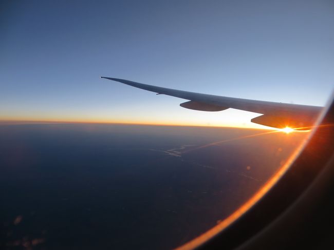 何故かとても航空券がとりにくくて 目的地まで同日中に行くことができず <br />シカゴで途中一泊することになりました<br /><br />ちょっとラッキーと思っていたのですが 翌日シカゴ空港へ行ってみたら <br />乗り継ぐはずの便が 出発1時間前にキャンセル<br />やってくれるね さすがにAA (ToT) <br /><br />えーっと思いながら <br />じゃ どれに乗せてくれるの?と <br />代替便を探してもらったら <br />何と 9時間後の便しかないって!<br /><br />最終便だというので 不安だけれど <br />今更レンタカーで目的地まで移動するのも <br />大変そうだったし <br />また旅程途中で 一部の区間に乗らないと <br />その先の旅程がキャンセルされてしまうので <br />大人しくその便に変更しました<br /><br />9時間を利用して シカゴの市内観光に出かけました<br />