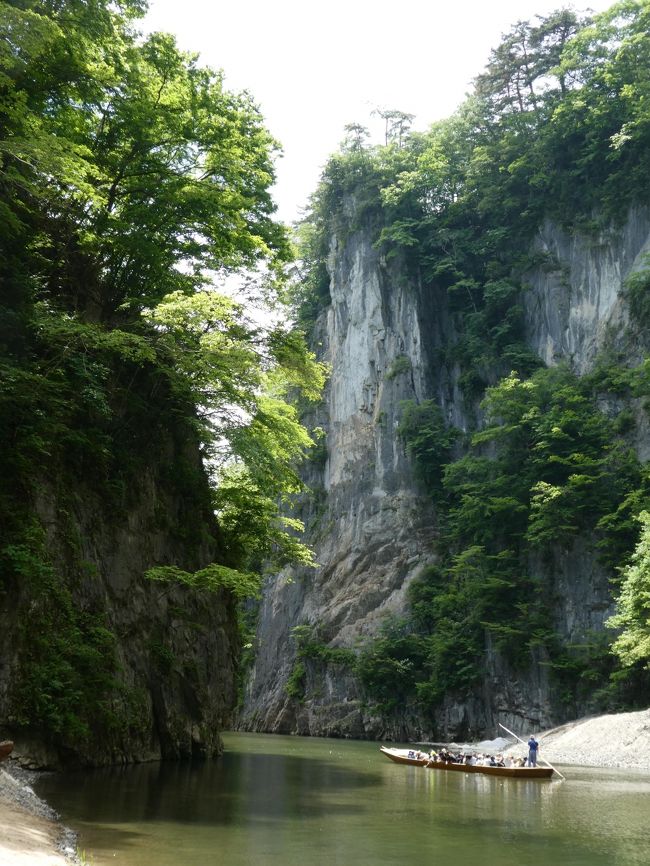 スカイマークで仙台空港へ到着、岩手と秋田を巡る温泉旅、念願の栗駒山荘に宿泊しました。　　<br />残雪の栗駒山登山、新緑を眺めての温泉三昧、好天に恵まれ楽しい山行きとなりました。<br />神戸空港から仙台空港IN、OUTのレンタカーの旅です。東北道ってなんて走りやすいんだ、<br />感激しっぱなしの陸奥二人旅です。