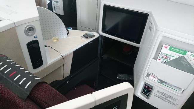 短いトランジットも終わり成田空港に向かいます。<br /><br />利用したのはフィンエアーのコードシェア便でJAL。フィンエアーのサイトで予約したら両便が同じ料金だったので、迷わずJAL便を選択。正解でした。JALのサイトから予約すると料金は数段上。結構お得だったと思います。ただコードシェア便は座席と機内食の事前予約が出来なかったのが少し残念。<br /><br />機体は789。当初は788のJAL Suiteの予定でしたが直前にJAL Suite IIIに変更になりました。座席は8Gで窓側じゃなかったのが残念ですが、プライバシー的には問題ありませんでした。