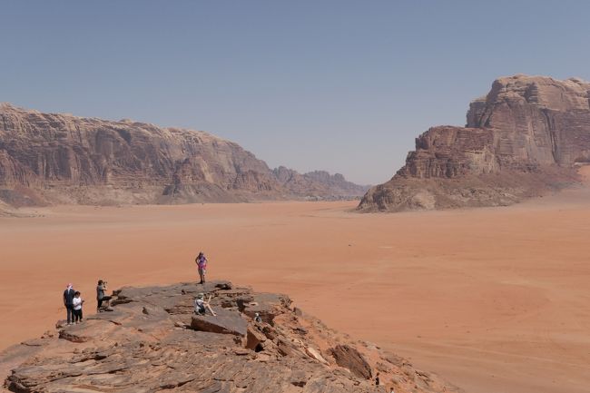 「オデッセイ」に主演したマット・デイモンは、「そこはあまりに特別な場所で、畏敬の念さえ抱いた。今まで見てきた中で最も素晴らしく美しい場所のひとつだ。」と語ったという。<br /><br />ヨルダンの2つ目の訪問地はワディ・ラム。<br />砂漠と岩山しかない異星のような光景は、「オデッセイ」をはじめ火星を舞台とした映画のロケ地として知られている。<br /><br />そして、忘れてはならないのは、オスマン帝国からアラブ諸国が独立するきっかけとなった、アラブ反乱において重要な舞台のひとつだということ。<br />イギリス軍から派遣されアラブの反乱を指揮したトーマス・エドワード・ロレンスの活躍は、後に「アラビアのロレンス」として映画化された。<br /><br />異星のような独特の景観、そして歴史の舞台へ向かう旅の始まりです。