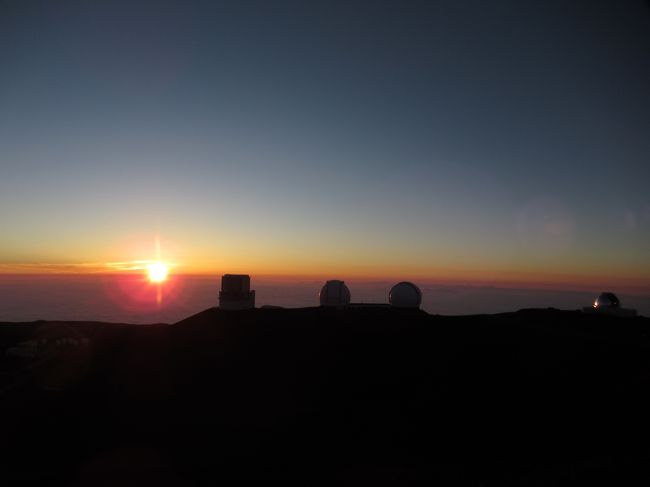 ずーと前からすばる望遠鏡のあるマウナケア山に登って、<br />満天の星を見てみたいと思っていました。<br />もちろんキラウエア火山も…<br /><br />ちょうど家人が長期の出張！<br />このタイミングだぁ♪<br />カンボジアとチェンマイに一緒に行った友達に声をかけると～<br />「いいよー」のお返事。<br /><br />ハワイ島に行くから星空、火山ももちろん、<br />リゾートも楽しみたいねー<br />ハワイ島は広いから一日はレンタカーで回ろうかぁ～<br />と計画はとんとん拍子にまとまり航空券とホテルを手配。<br />水着も新調して、もうすぐね♪と言っていたら<br /><br />キラウエア火山が噴火！！<br /><br />一か月もあるから終息してくれるんじゃ…<br />と淡い期待を抱きつつ　旅行を決めました。<br /><br />火山公園はクローズのままで残念でしたが、<br />星空満喫のゆったりまったり、今回も楽しい旅となりました。<br />