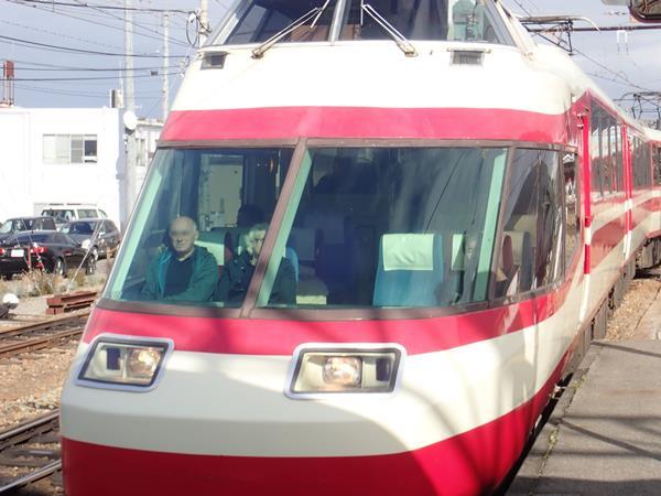 長野の旅の続きです。行きあたりばっりでやってきた長野電鉄の須坂駅。長野電鉄は長野から須坂、小布施などを経由して湯田中に至る私鉄です。須坂駅からは乗りたかった特急ゆけむりが絶妙なタイミングでやって来ました。この電車は東京の新宿と神奈川の箱根を結んでいた小田急ロマンスカーが譲渡されたものです。先頭車は展望席になっていて運転士になった気分で車窓を楽しむことができました。