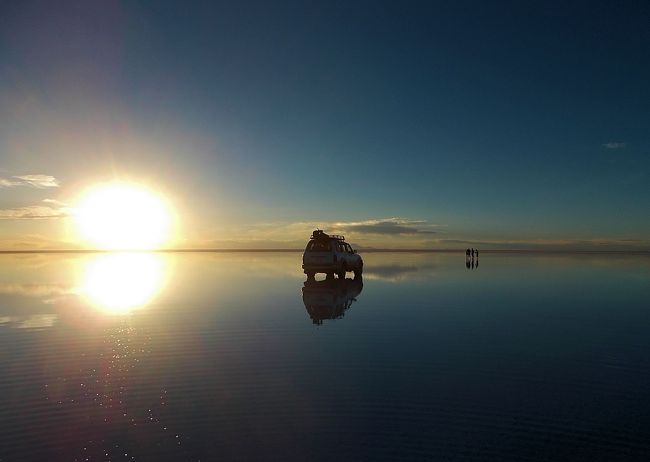 世界遺産（特に遺跡）好きとしては、特別に魅力のある国ではなかったボリビア。<br /><br />とは言っても、近年では行ってみたい絶景No.1と言われるウユニ塩湖に、<br />TV番組「世界のどっかにホウチ民」で見た4000m近い高地の首都ラパスの<br />ハチャメチャな感じが面白そうで4年連続で南米へ・・・。<br /><br />いきなり、ラパスやウユニにINは面白くないので<br />わざわざ？ペルーから進入しました・・・(^_^;)<br /><br />※今回の旅行記ではウユニ塩湖がたっぷり登場しま～す(^o^)丿<br /><br /><br />（旅程）<br />4/29　関空 ⇒ 上海<br />4/30　上海 ⇒ ロス ⇒ リマ　<br />5/1　 リマ ⇒ フリアカ ⇒ プーノ<br />5/2　 プーノ ⇒ ラパス <br />5/3　 ラパス ⇒ ウユニ　<br />5/4　 ウユニ　　　　　　←今回の旅行記はココ　　　　　<br />5/5　 ウユニ ⇒ ラパス<br />5/6　 ラパス ⇒ リマ　<br />5/7　 リマ ⇒ ロス<br />5/8　 ロス ⇒<br />5/9　 ⇒ 上海 ⇒ 関空<br /><br />----------------------------------------------------------<br />2016 GW ボリビア、ペルー旅   全7巻<br /><br />① まず、上海まで・・・の巻<br />https://4travel.jp/travelogue/11366620<br /><br />② プーノからラパスへバス移動の巻<br />https://4travel.jp/travelogue/11367566<br /><br />③ ラパスを歩きまくるの巻<br />https://4travel.jp/travelogue/11369607<br /><br />④ ラパスからウユニへ夜行バスでの巻<br />https://4travel.jp/travelogue/11370179<br /><br />⑤ 乾季のウユニ塩湖で歓喜？の巻<br />https://4travel.jp/travelogue/11371196<br /><br />⑥ ウユニの町をぶらりの巻<br />https://4travel.jp/travelogue/11373224<br /><br />⑦ 番外編：リマでアンティクーチョ食らうの巻<br />https://4travel.jp/travelogue/11374643<br />